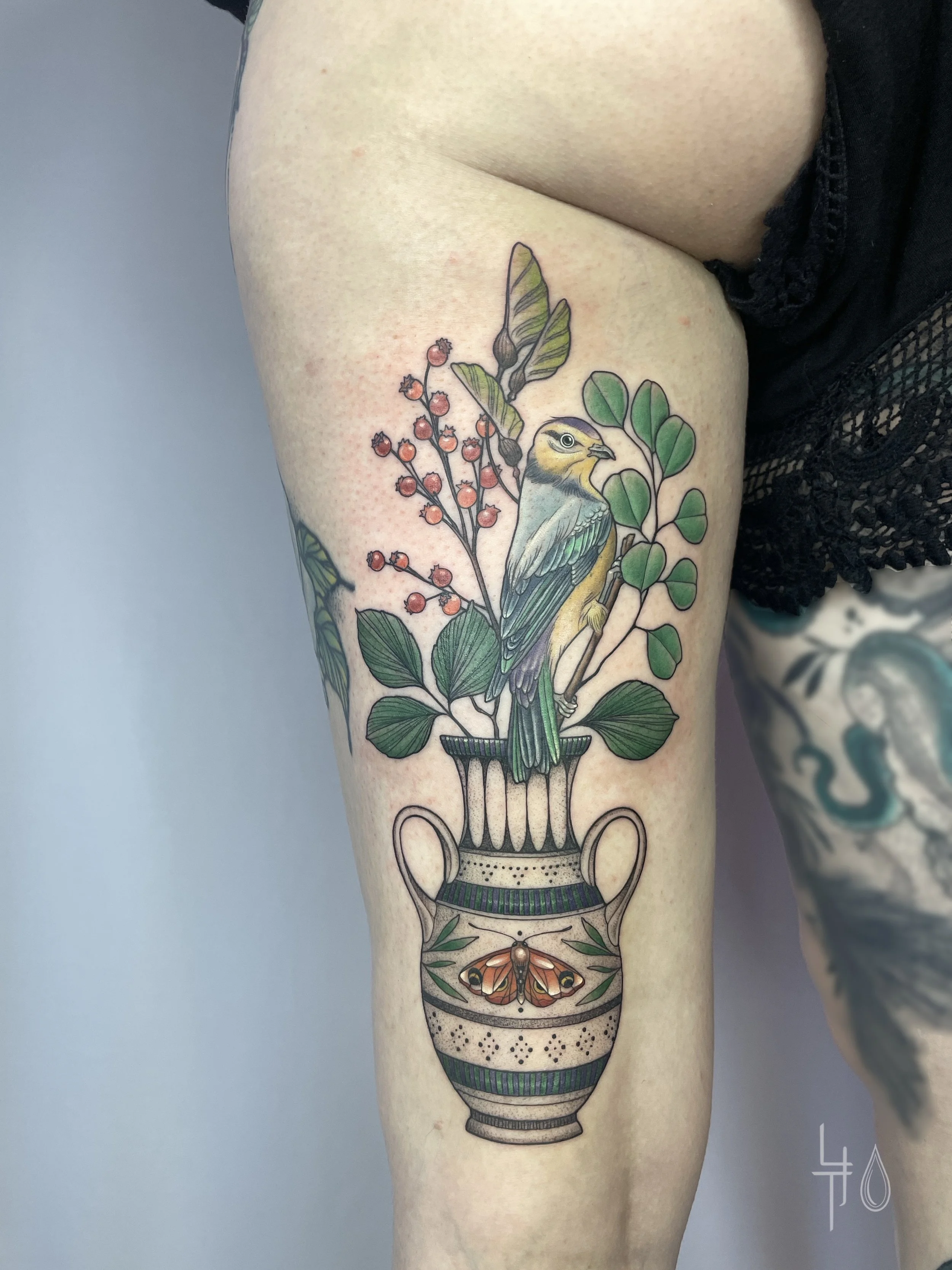 Farbiges Tattoo einer Vase mit einem Vogel