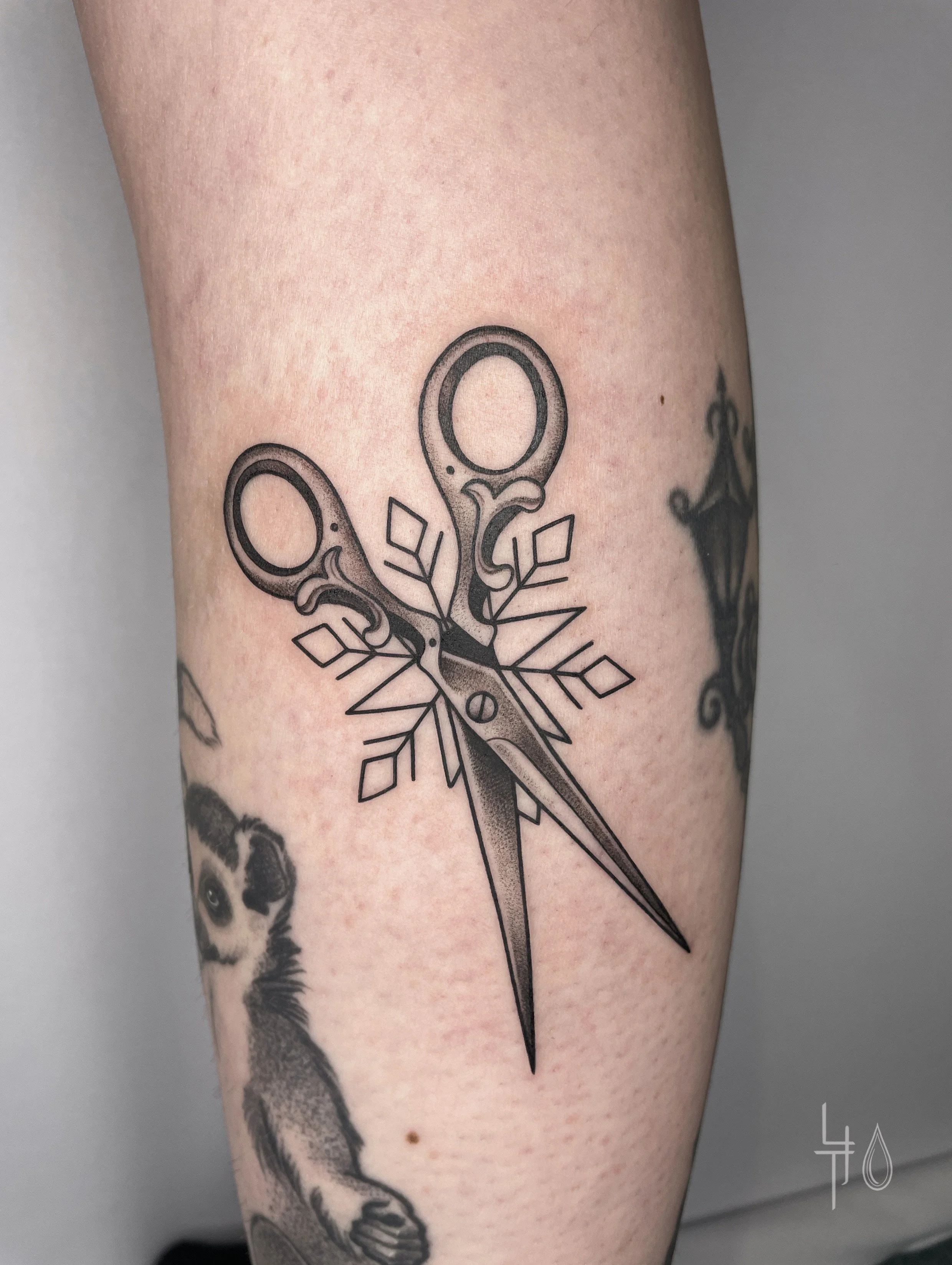 Schwarz-graues Tattoo von einer Schere mit Schattierung