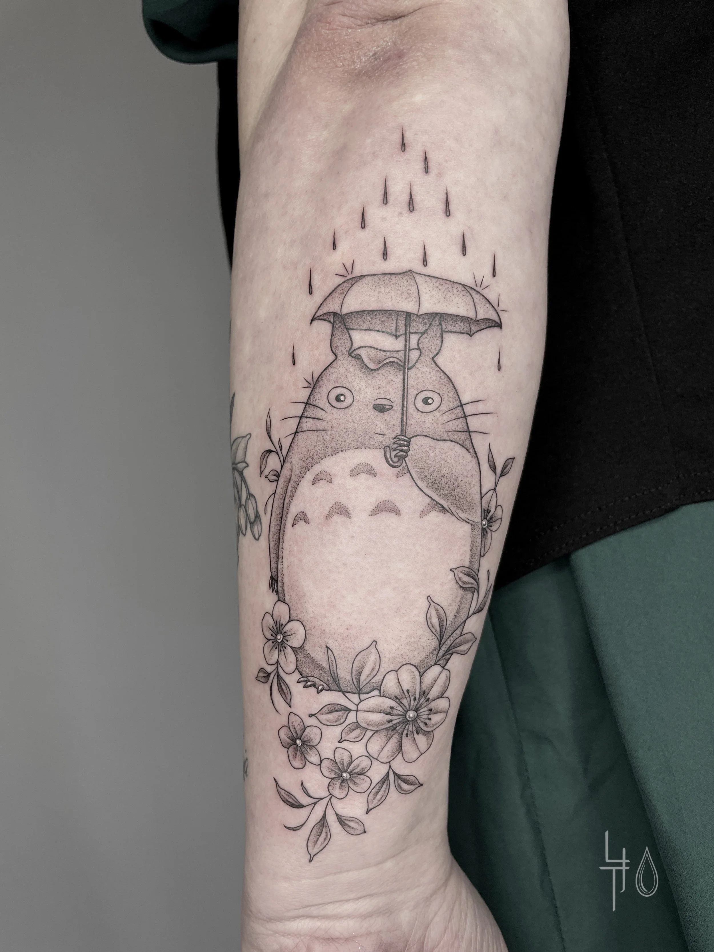 Schwarz-graues Tattoo von Totoro Ghibli