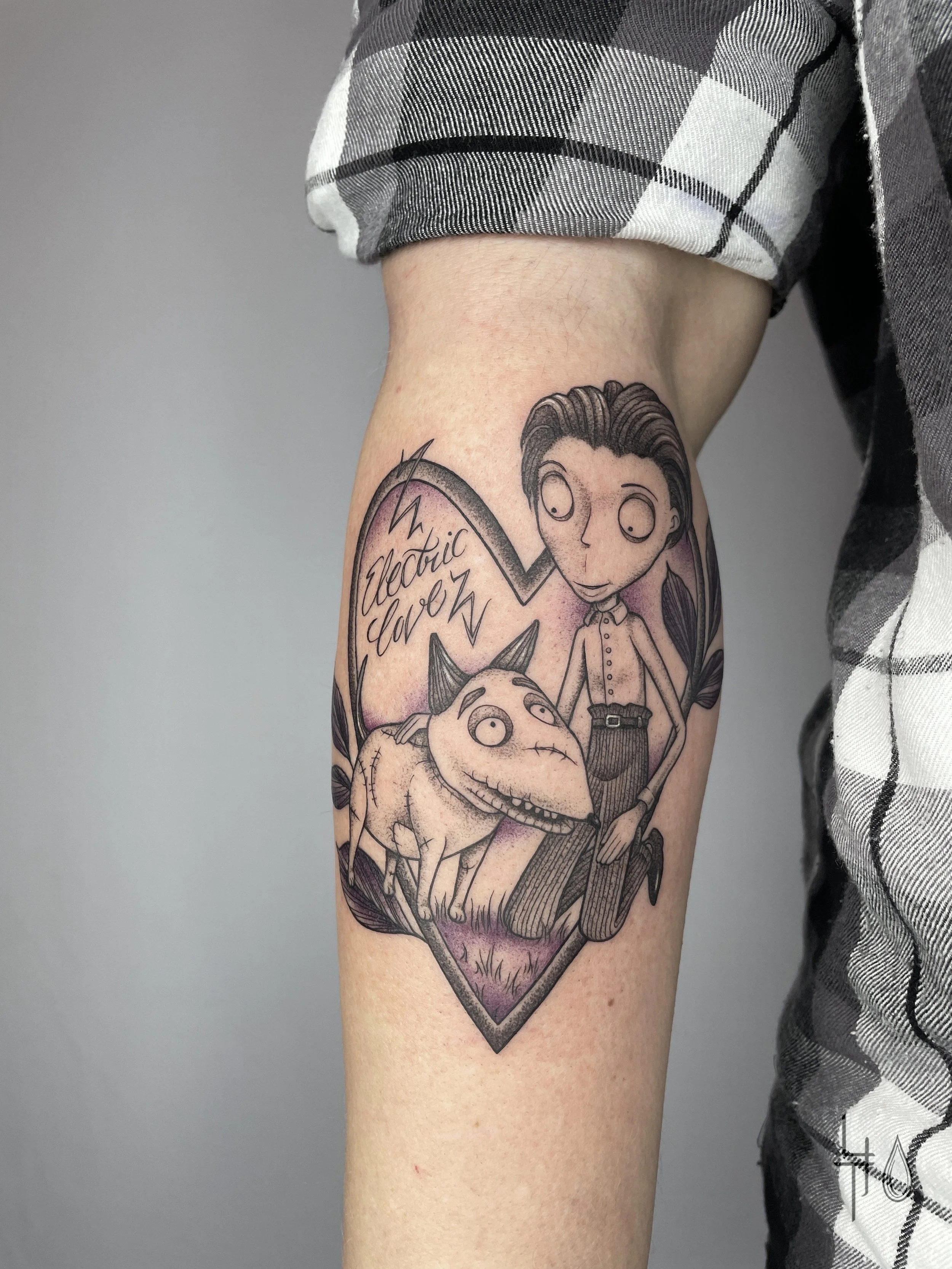 Schwarz-graues Tattoo im Tim Burton Stil