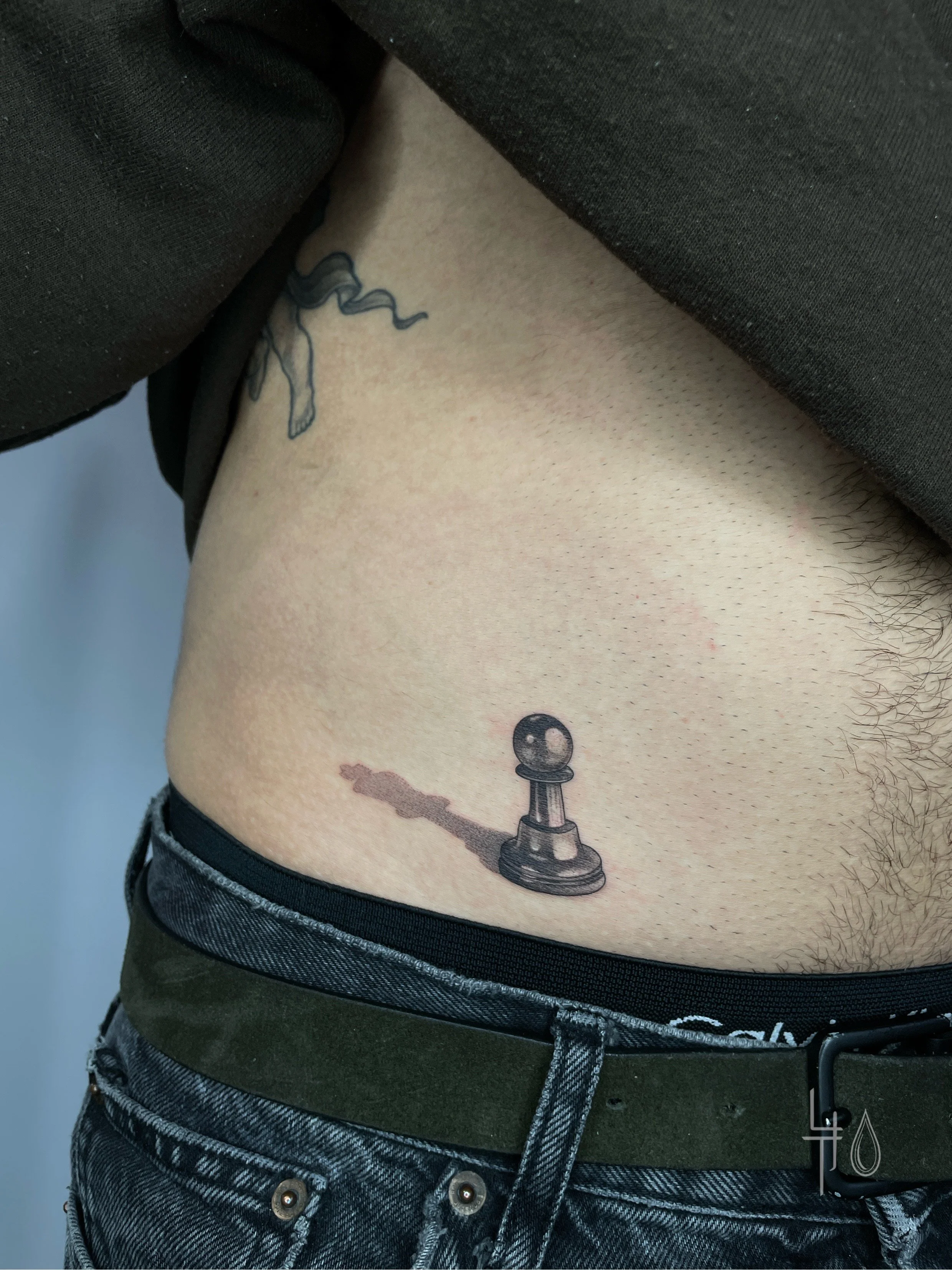 Schwarz-graues Tattoo einer Schachfigur mit Schattierung