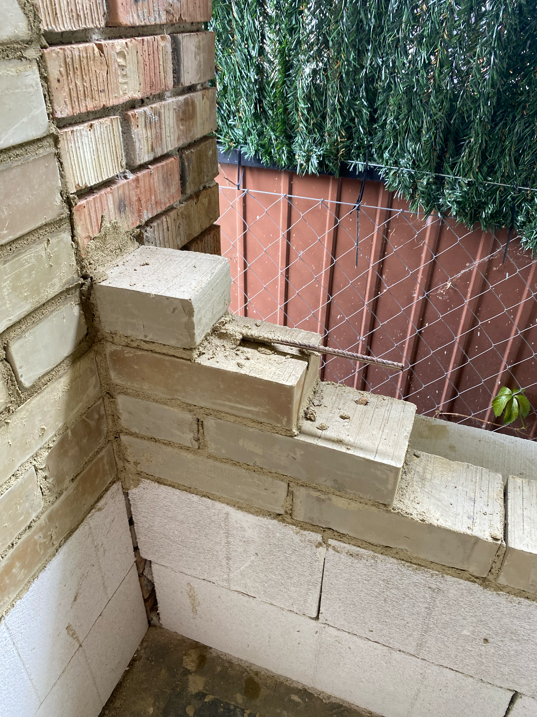 Vázkitöltő vályogfalazat ytong lábazati zónával