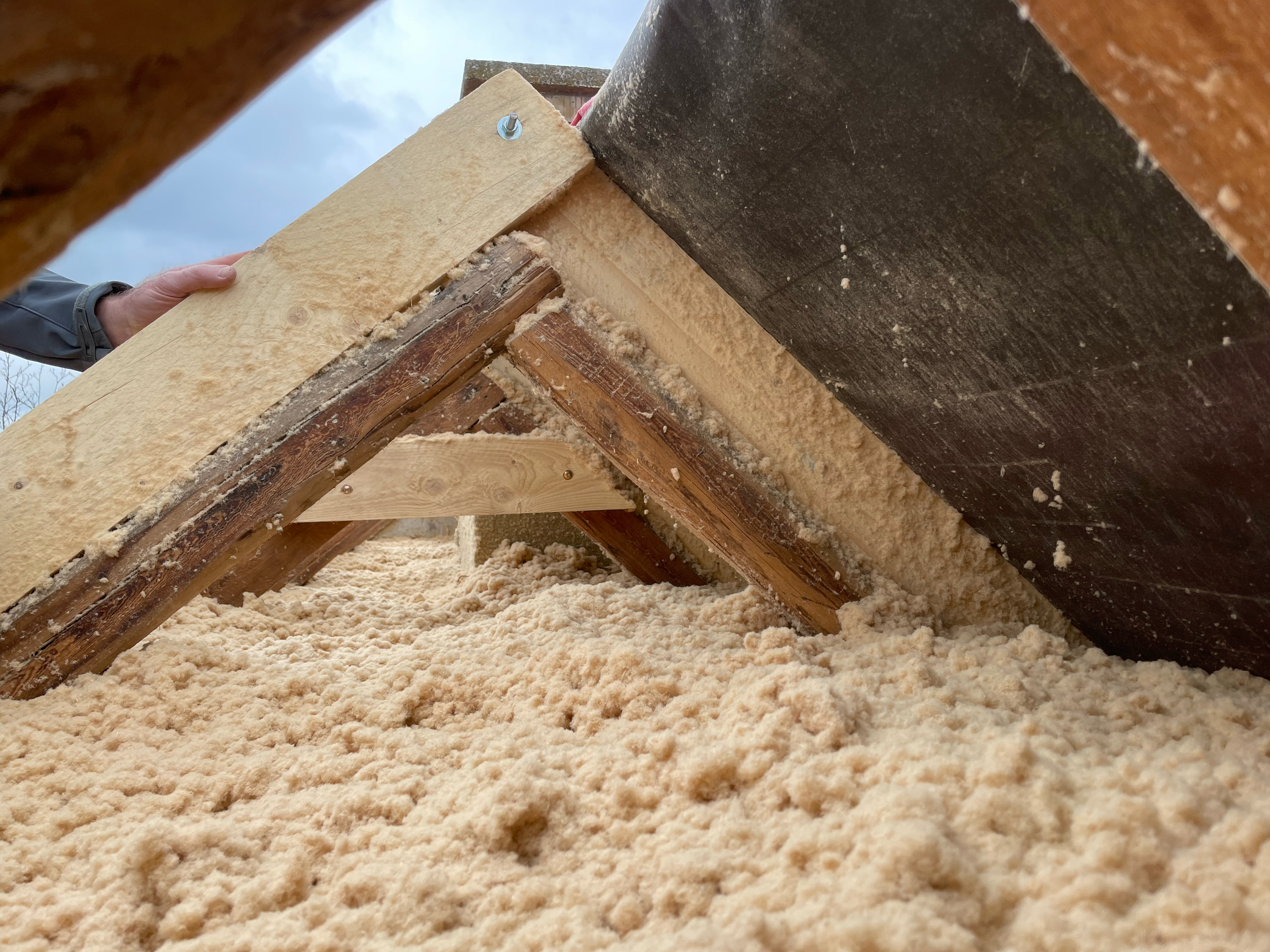 Befújt farost hőszigetelés oldalnézetből