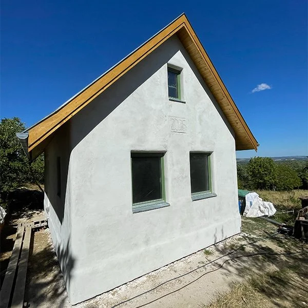 Szalmabála ház Szentendrén