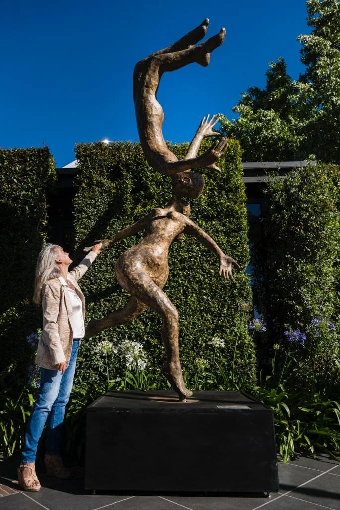 Carmen Clews - The Divine Kiss - Bronze - 330 x 155 x 124.5 cm - ZAR 1 375 000 excl VAT - Edition of 5 
