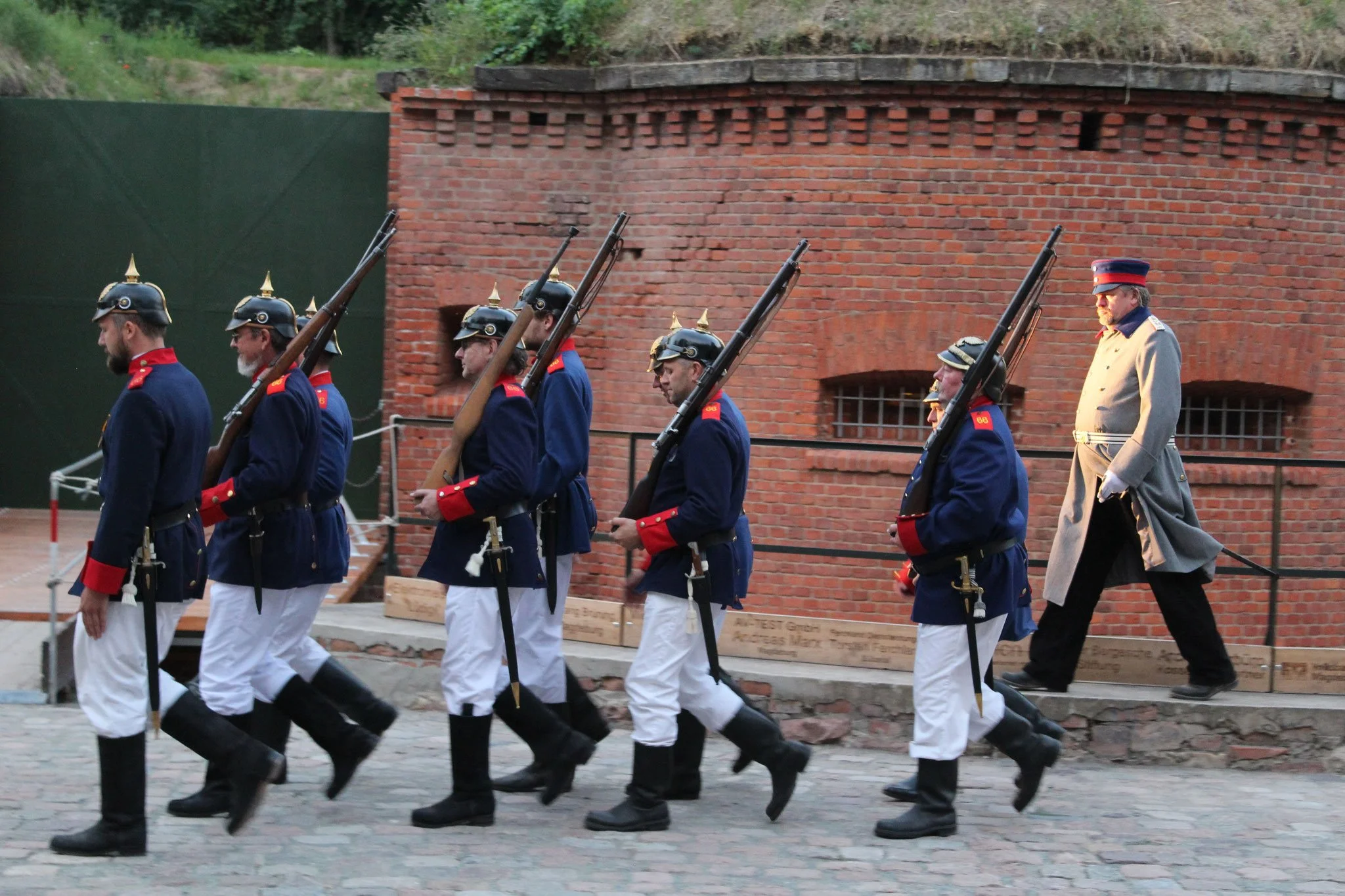 Männer in historischem Militäruniform bei einer Parade