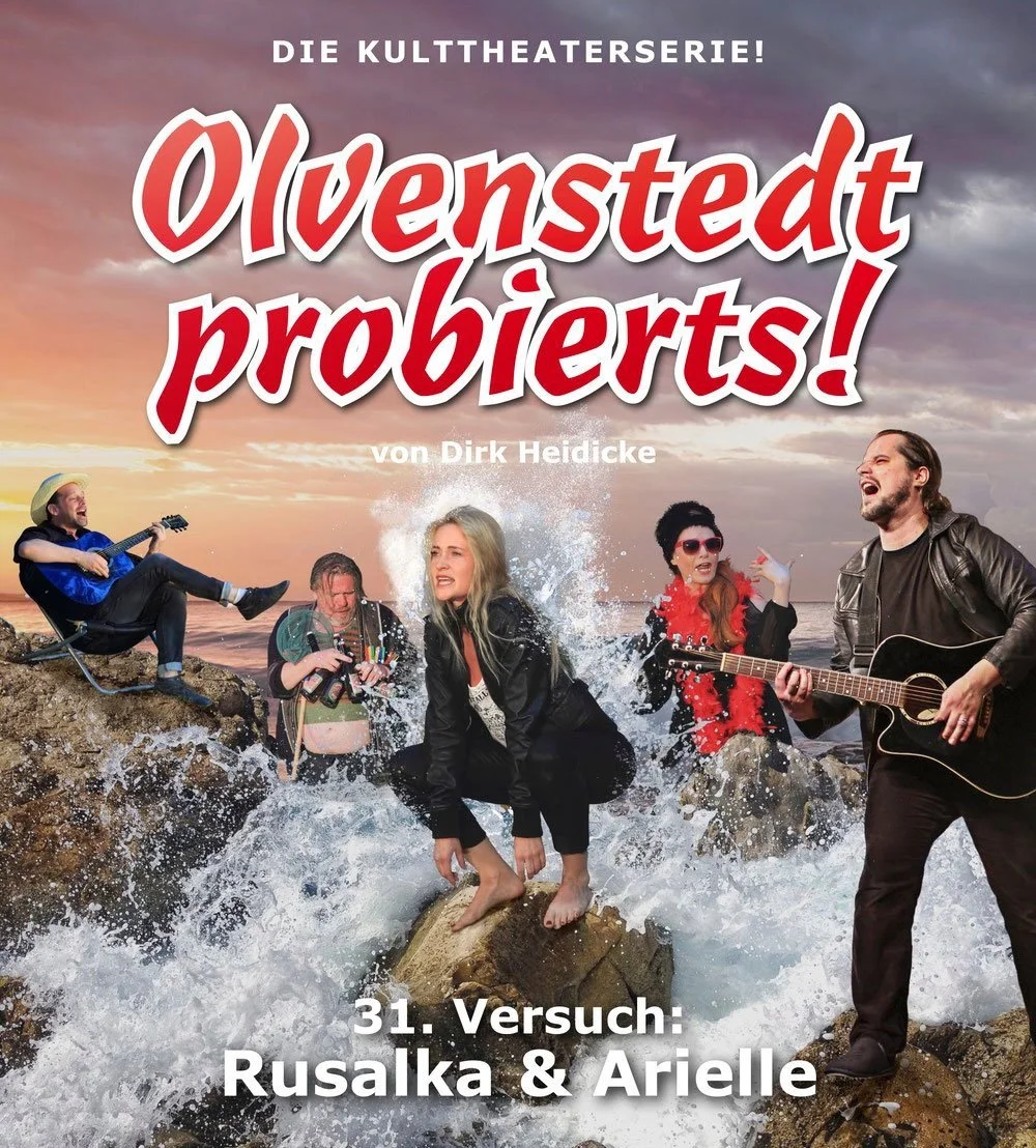 Filmplakat der Kultserien-Komödie 'Olsenstedt probiert!', zeigt fünf Schauspieler an Felsen am Meer bei Sonnenuntergang, mit Musikinstrumenten und in lustigen Posen, Titel und Beschreibung des 31. Versuchs mit den Namen Rusalka und Arielle.