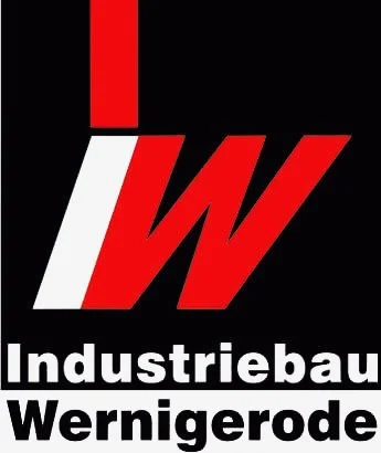 Logo mit roten und weißen stilisierten Buchstaben 'IW' und schwarzem Hintergrund, darunter die schwarze Schrift 'Industriabau Wernigerode'.