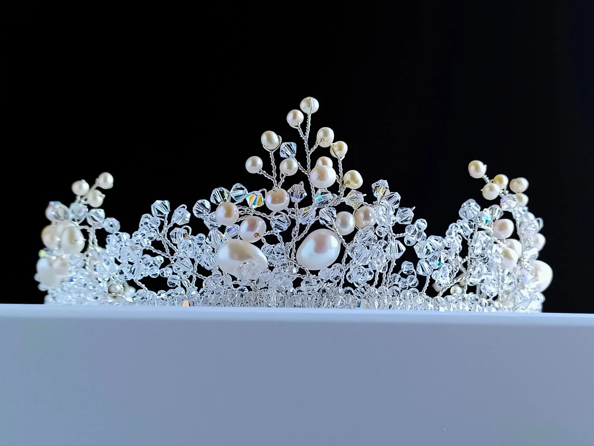 sparkling+crystal+ivory+pearl+bridal+tiara+accessory-SNOWFLAKE-2-2x4x3-220252627.res.jpg