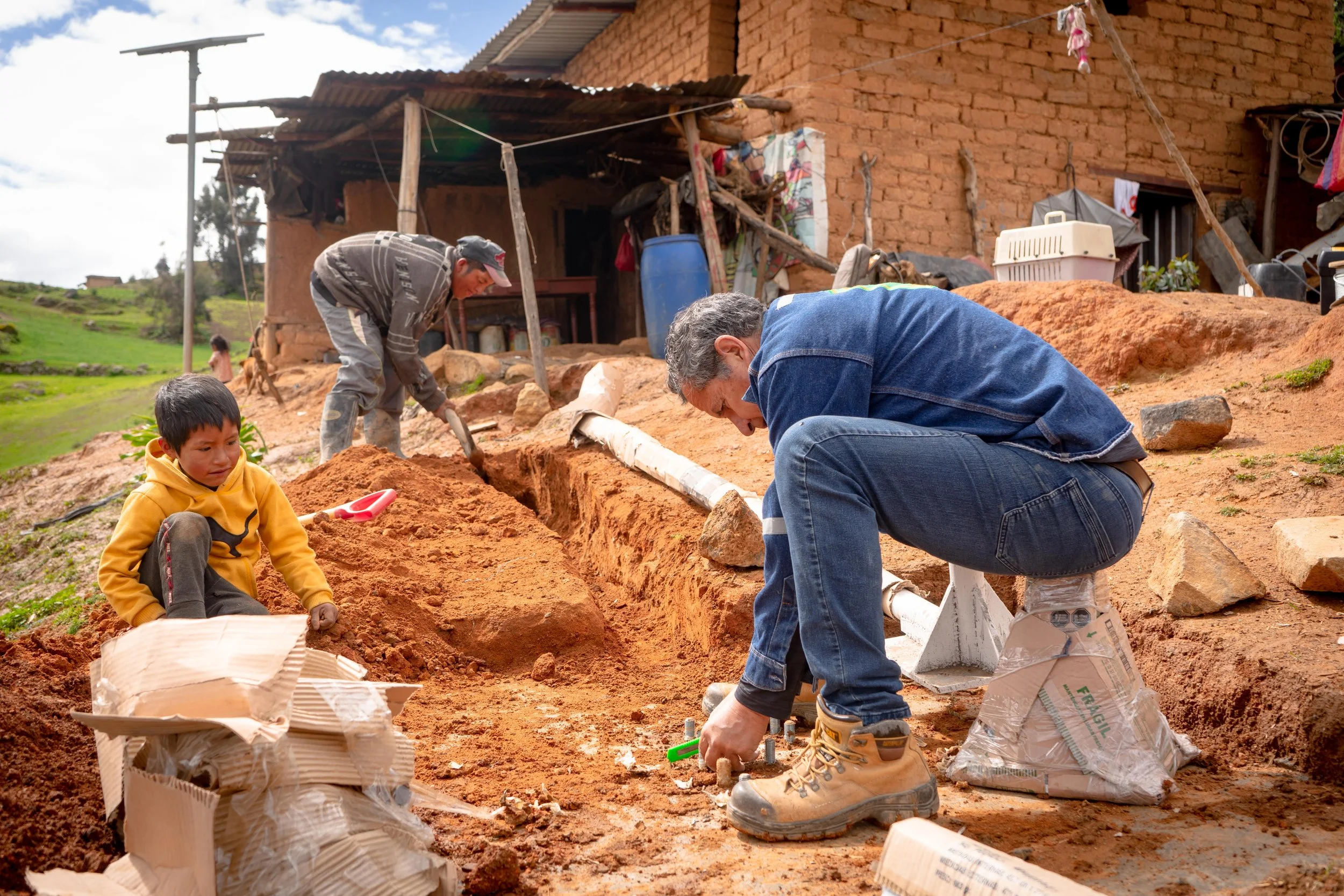 WindAid Participants working together with the Salpo community on the wind turbine installation