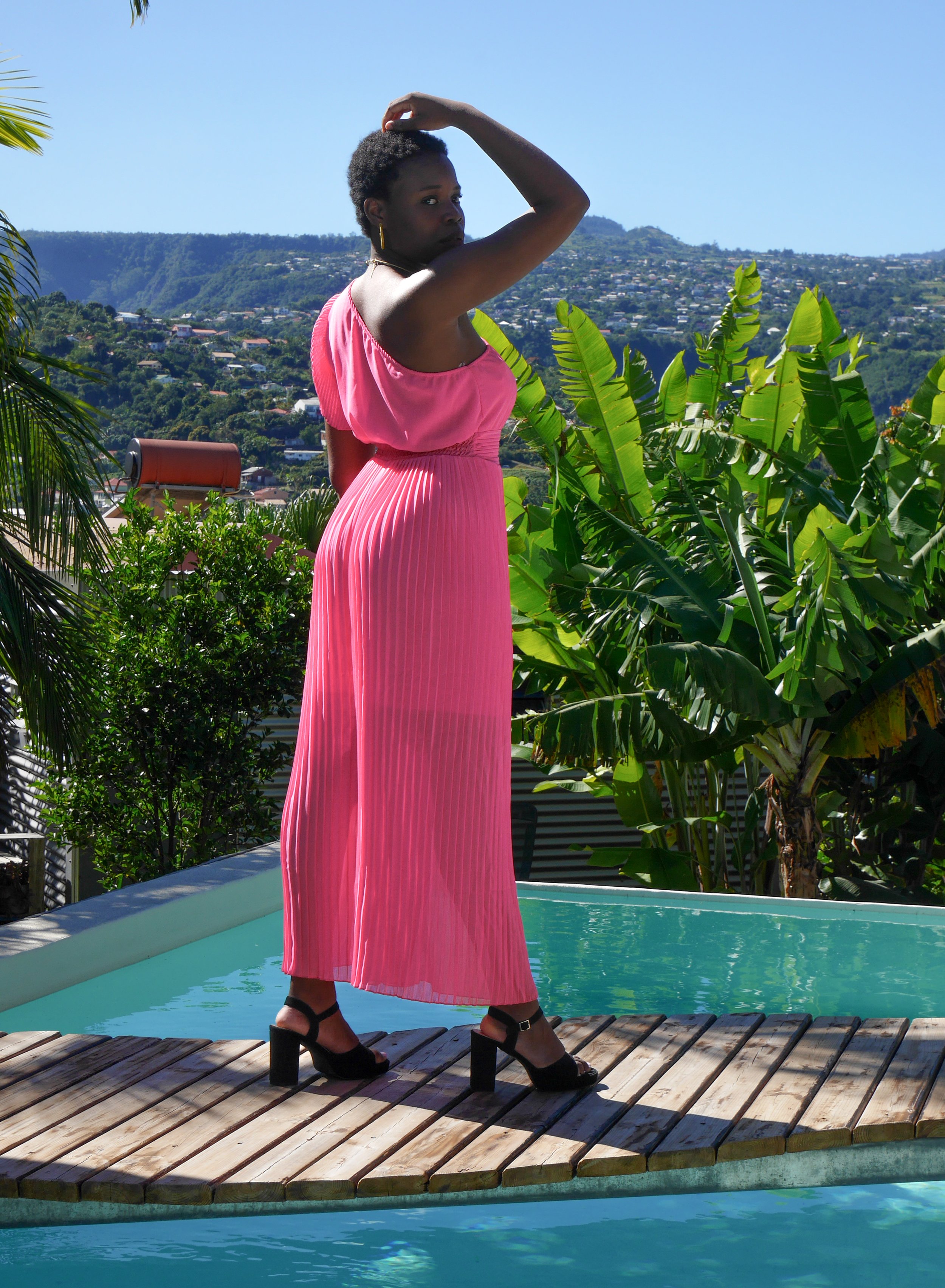 Combinaison asymétrique fluide existe en beige ou rose fuchsia