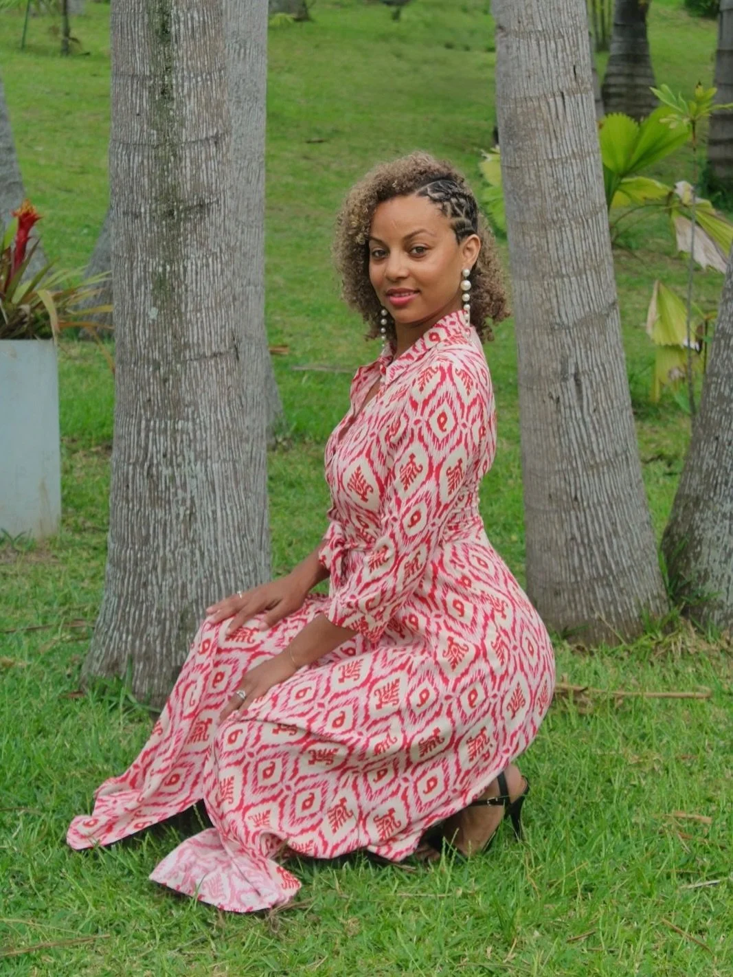 Nouveau : la robe Valeria. ✨
Craquez pour son imprim&eacute; vibrant et sa coupe chemise ind&eacute;modable. 
👗 Con&ccedil;ue en 100% coton, elle allie fluidit&eacute; et l&eacute;g&egrave;ret&eacute; pour une allure &eacute;l&eacute;gante en toutes