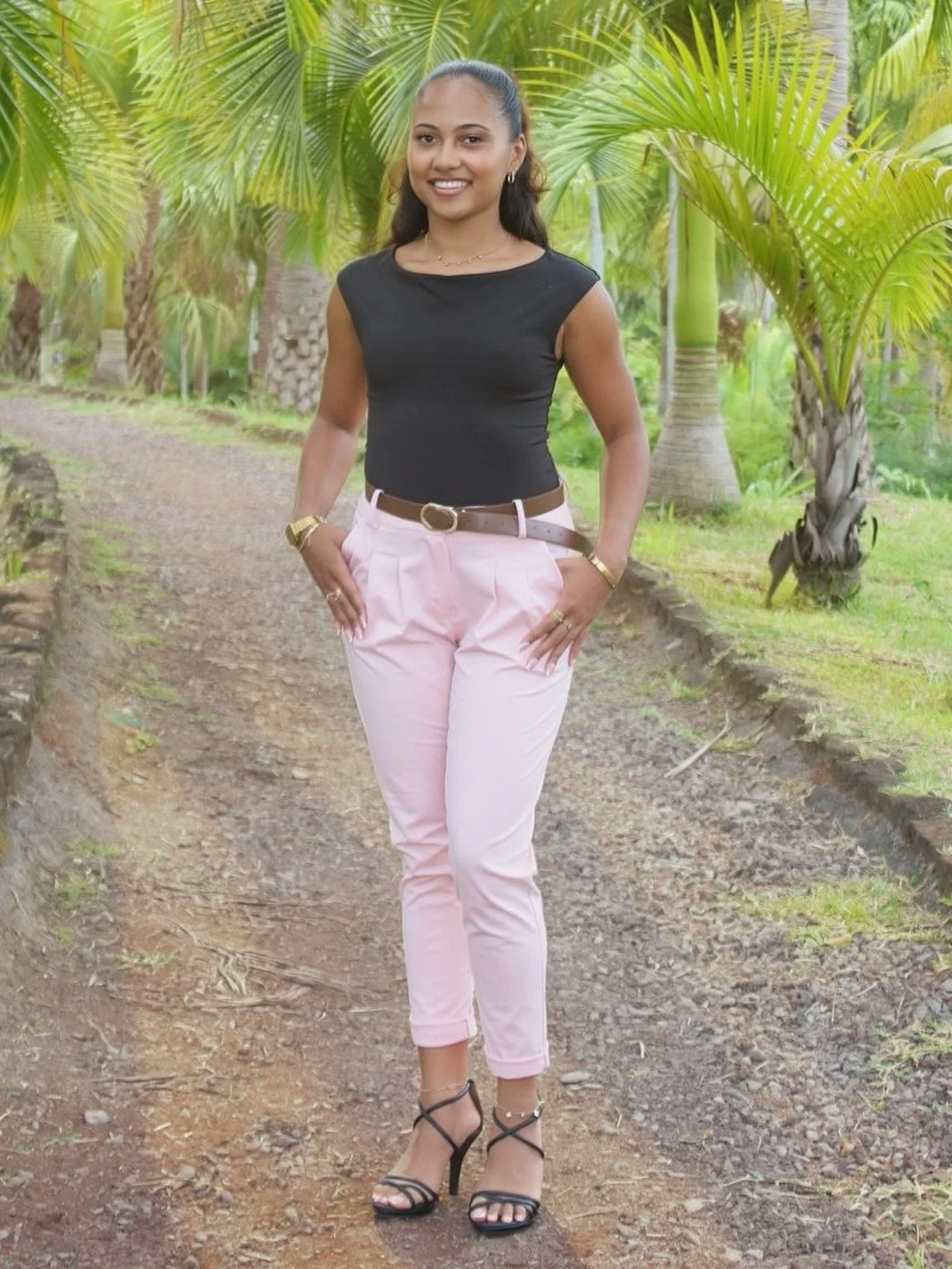 🌺 Allure &amp; Douceur avec le pantalon Valentina.
On craque pour le pantalon Valentina et son beau coloris rose poudr&eacute;. Sa coupe carotte et sa ceinture apportent cette touche de chic qu&rsquo;on adore.

Port&eacute; ici avec le body noir Jad