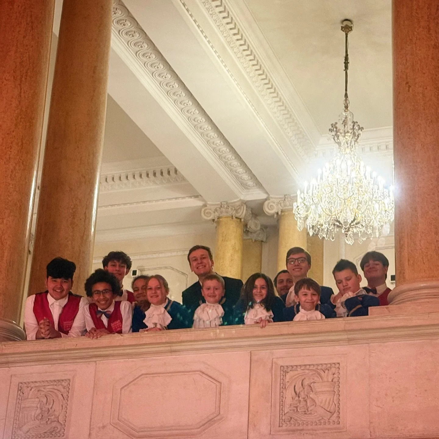 Es gibt Zeiten im Leben, da sp&uuml;rt man: Ein Gang weniger w&auml;re ganz gut. Und doch wei&szlig; man genau, warum man ihn nicht einlegen will.

Seit ein paar Monaten darf ich nun den @mozartknabenchor leiten. Kaum ein Tag vergeht, an dem ich nich