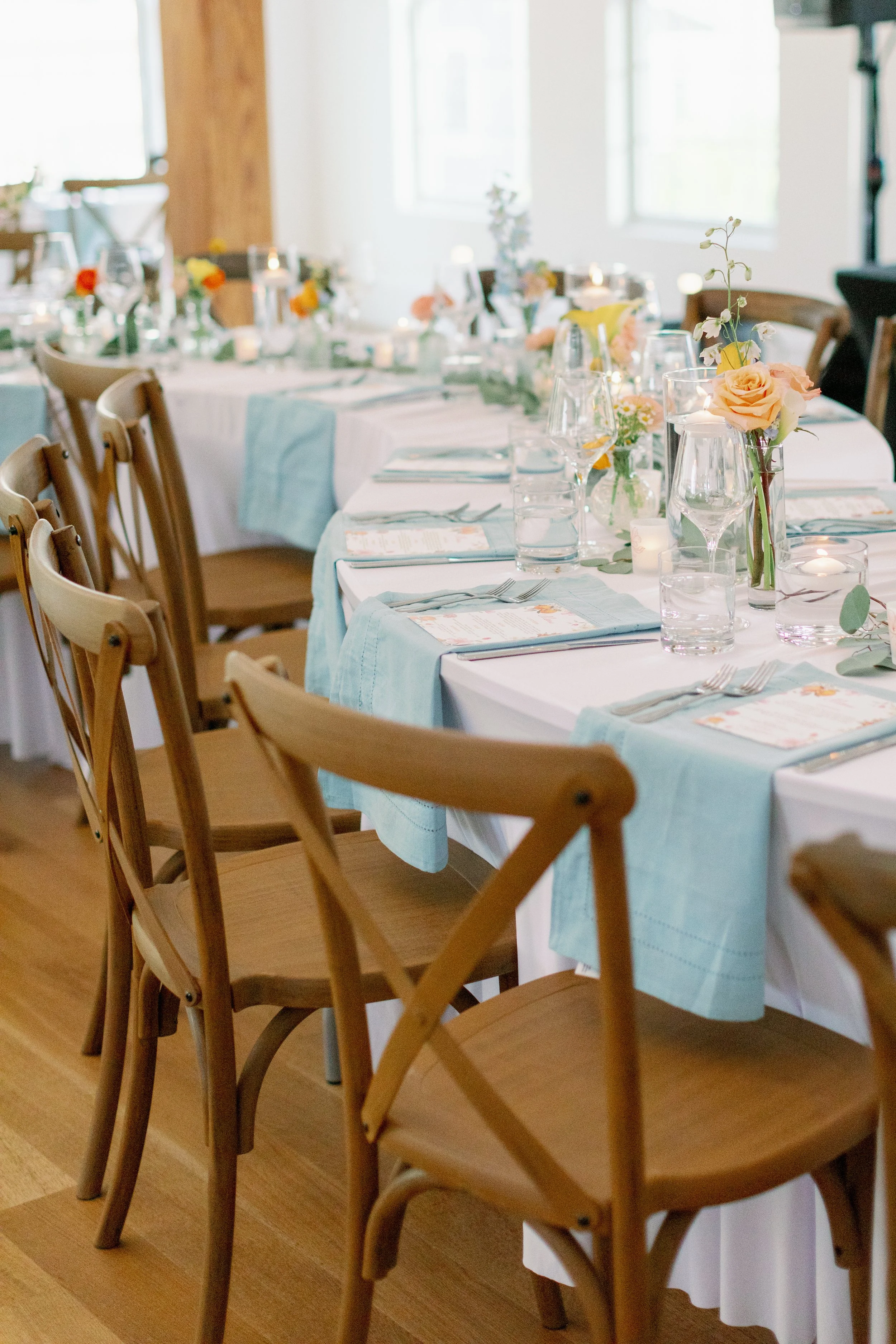 The Belvedere can furnish tables that can be set in an "S" or in open round configurations.