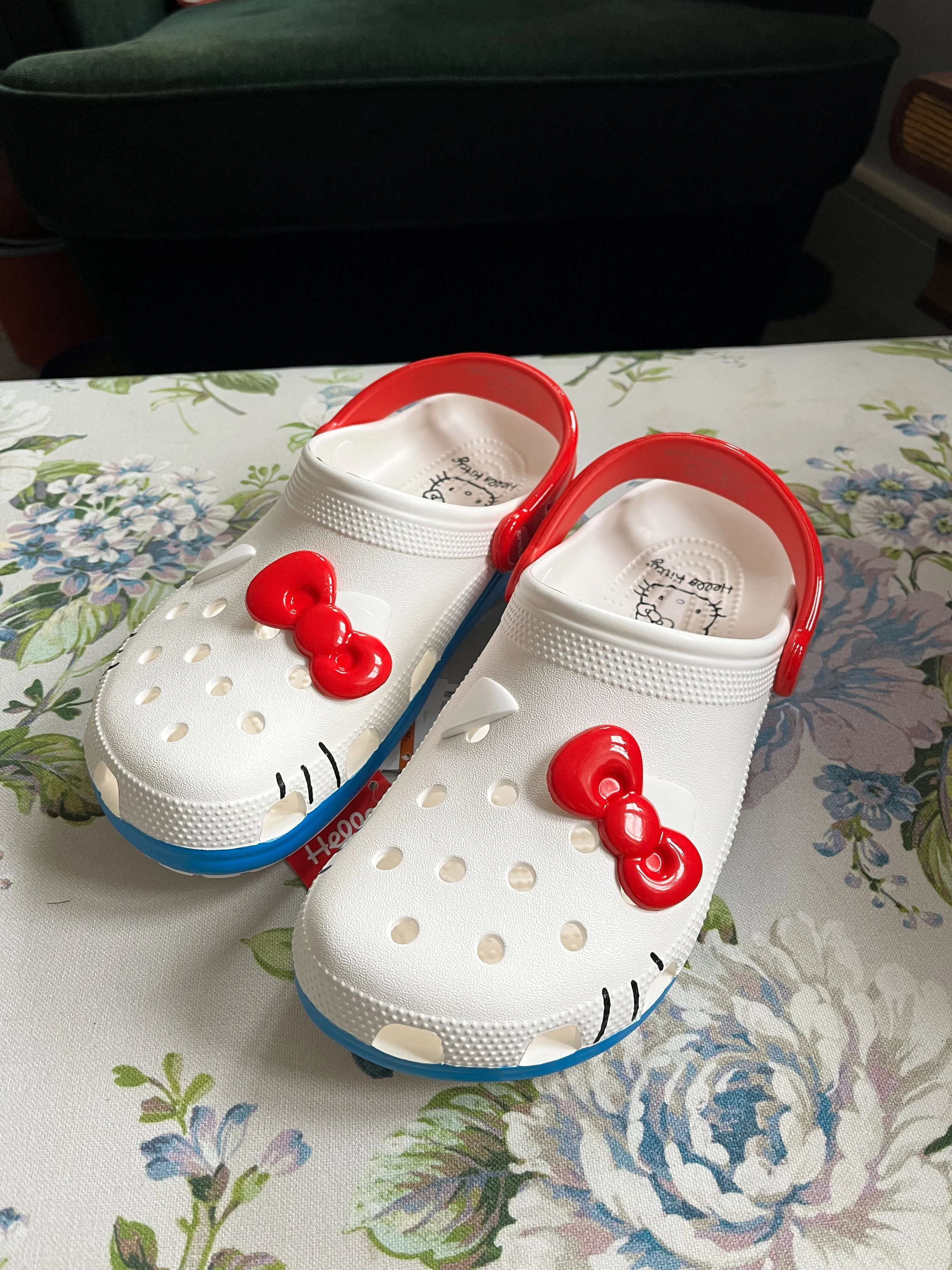 Hello Kitty Crocs Unboxing