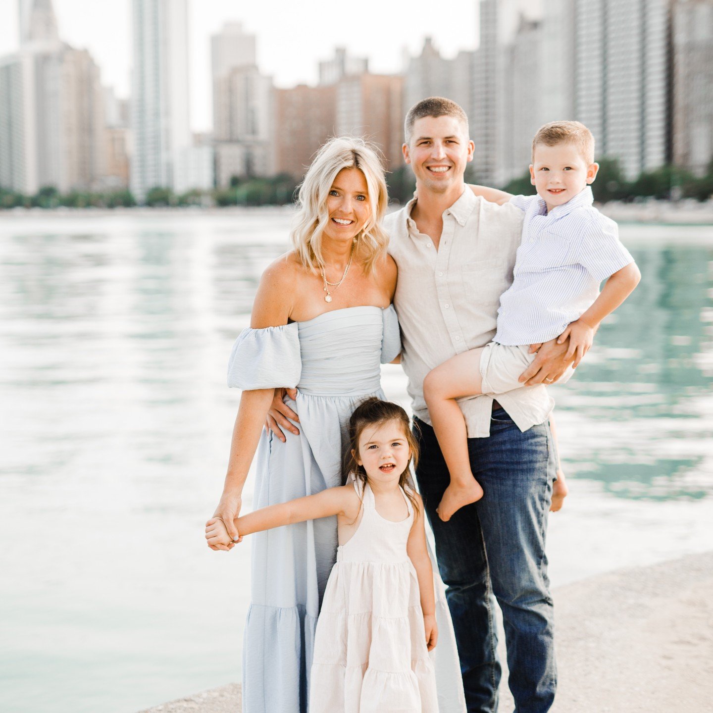 Captured some beautiful, unexpected moments during an engagement shoot ✨ Loved getting the chance to snap a few photos for this lovely family. 💛 #ivorylightphoto #chicagophotographer #candidmoments
