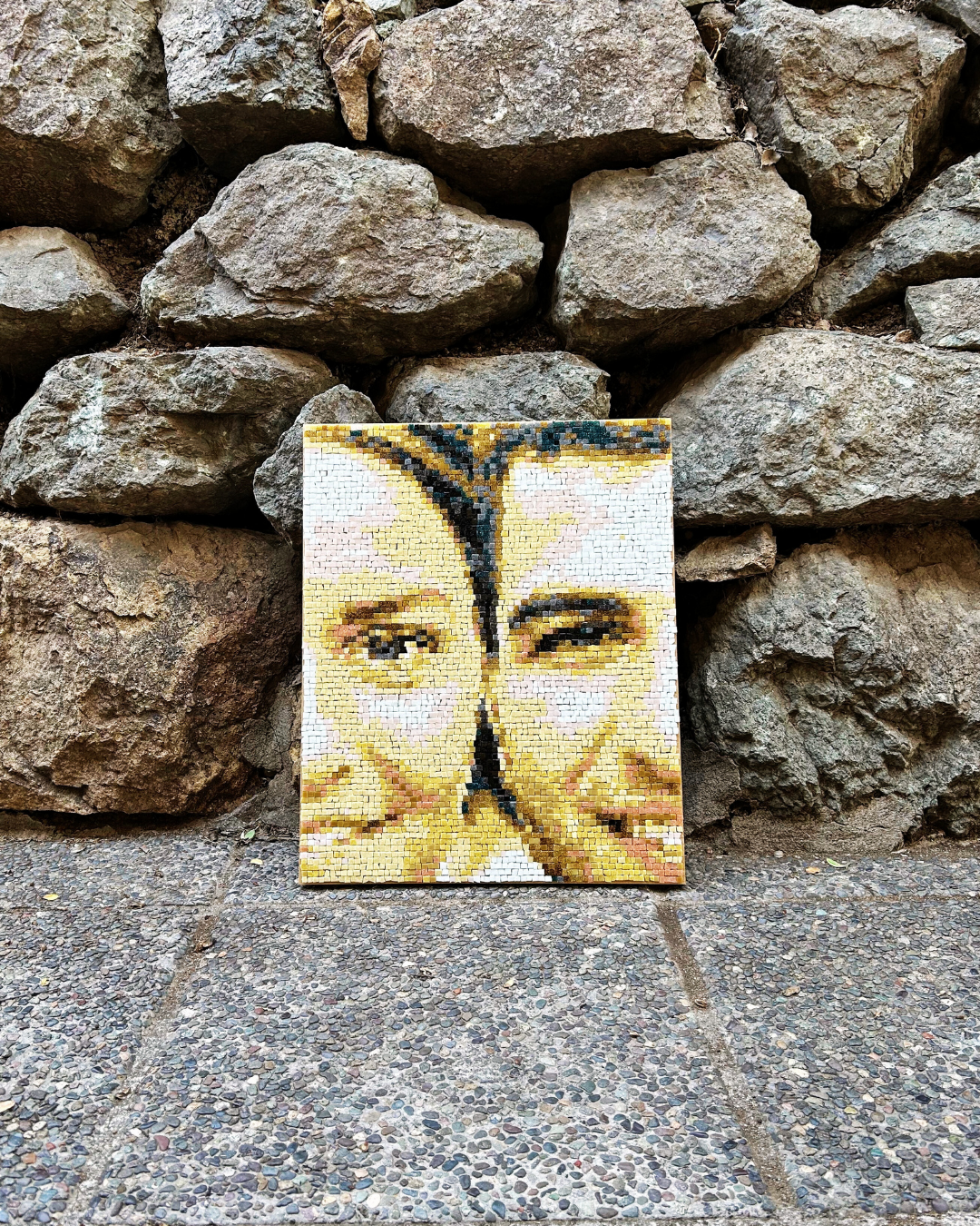 Retrato en mosaico de vidrio, B y K