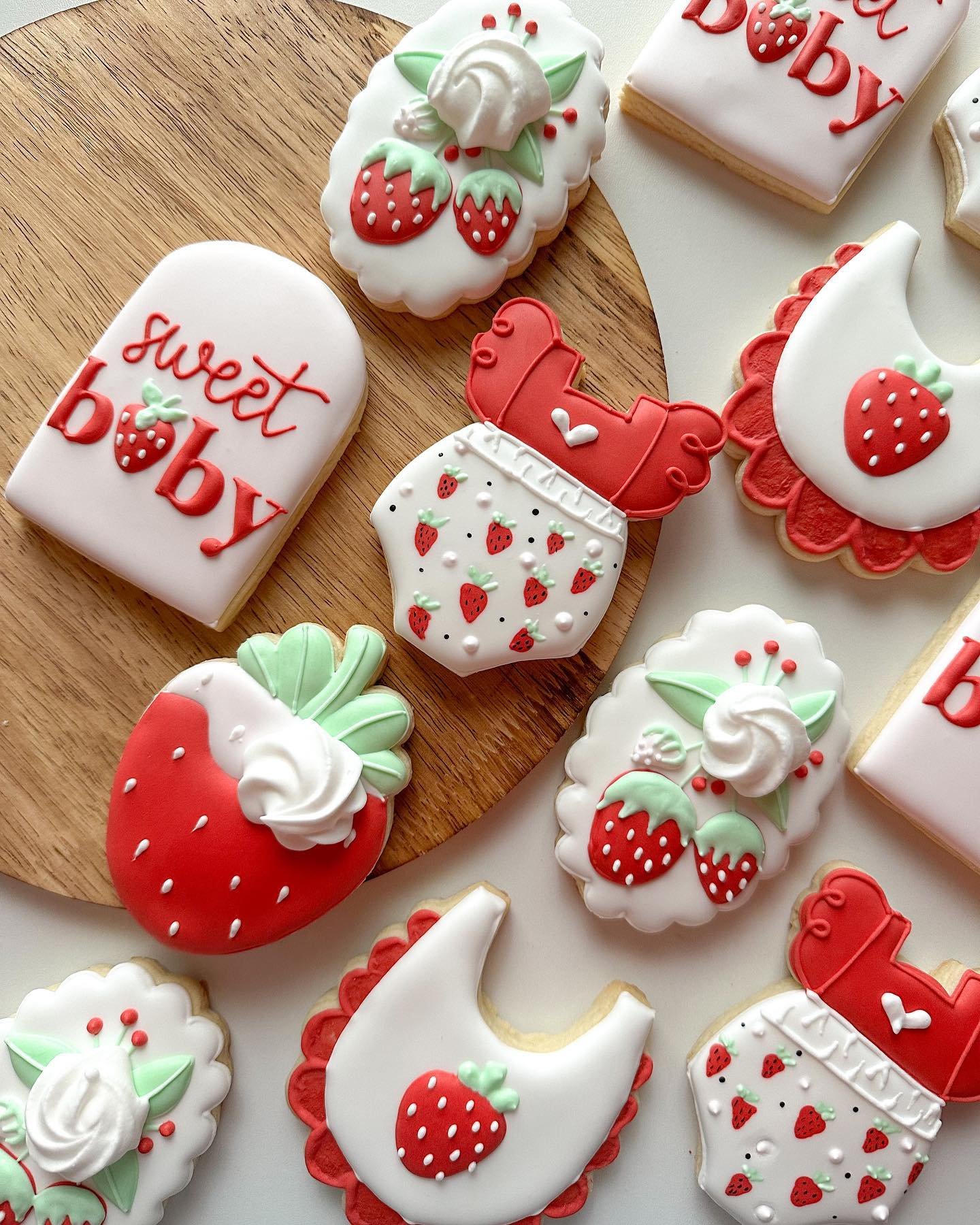 berry sweet baby🍓🤍
.
.
.
#cookies #cookiesofinstagram #decoratedcookies #customcookies #instacookies #cookiesart #cookieseason #houstoncookies #berrycookies #babyshowercookies #babyshower #berrysweetbaby