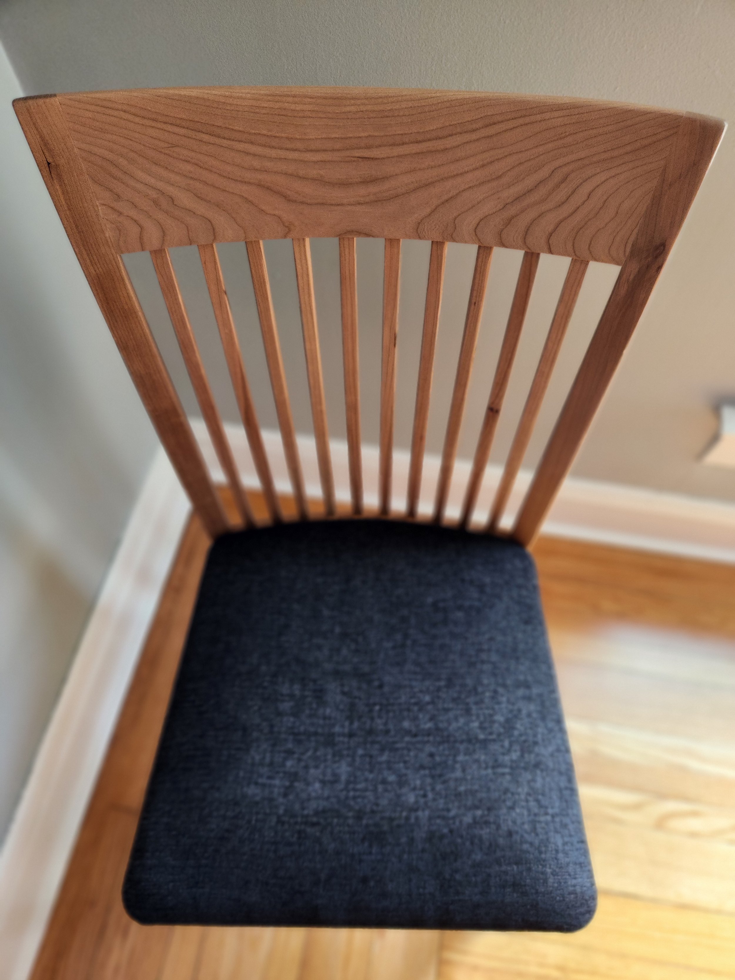 Comfortable cushioned dining chair