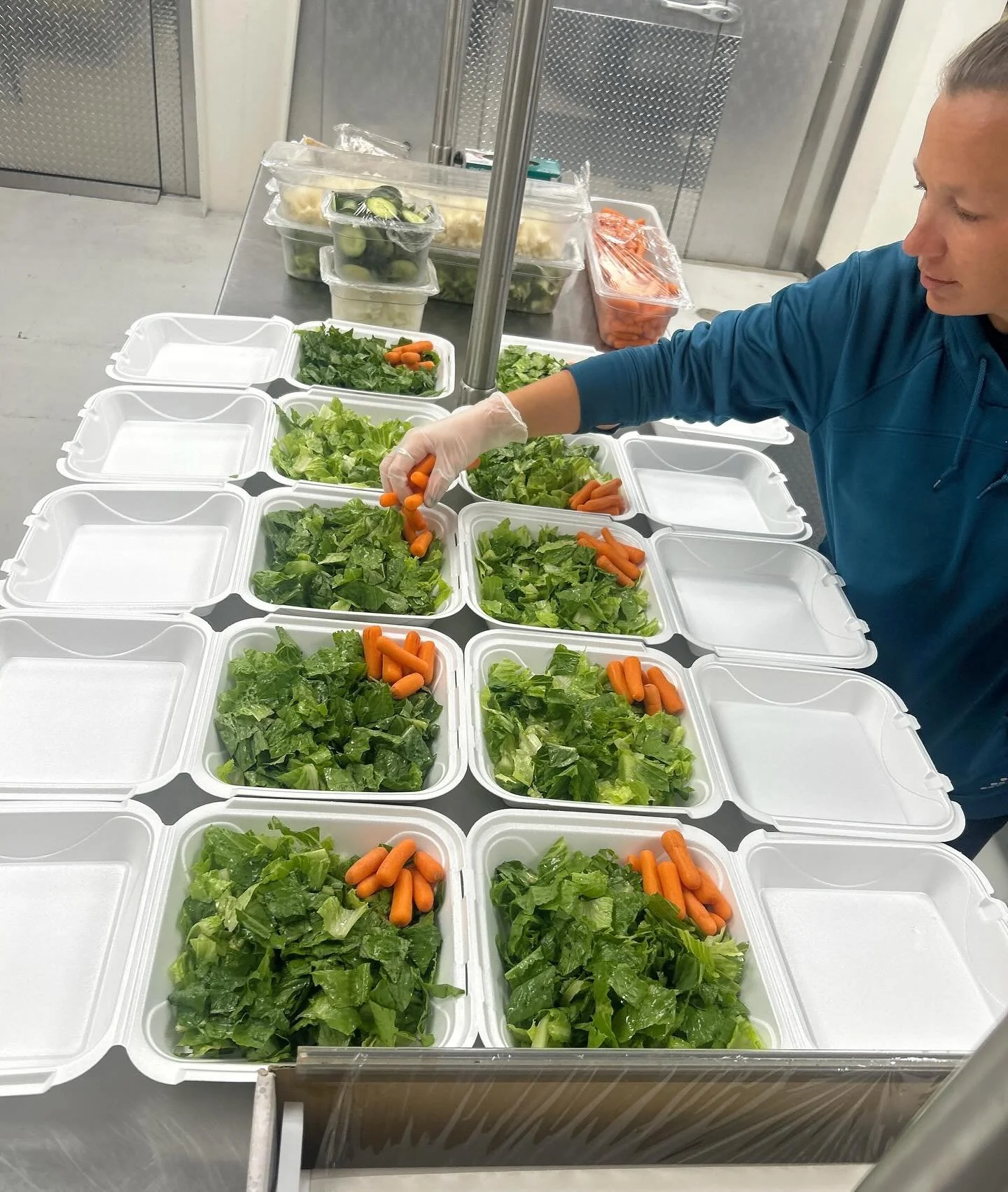 🥬 Jennifer at Garber loading up fresh entree salads for order aheads! #KeystoneFoodservice