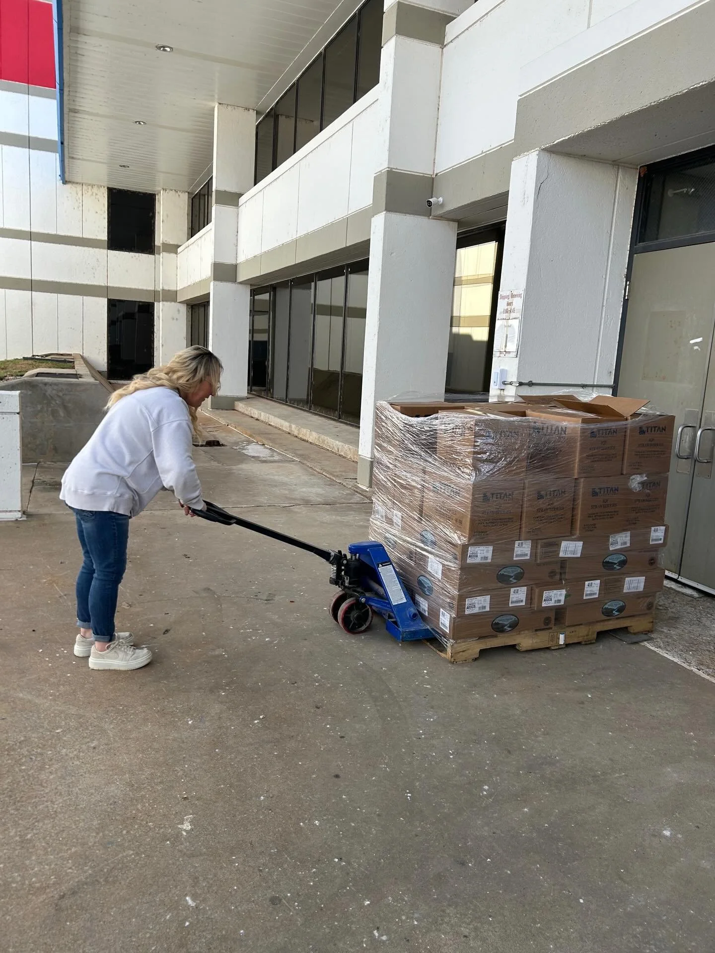 📣 Shoutout to Heather and our staff at Dove north for helping move not 1 or 2 pallets but 5 commodity pallets up stairs, up a ramp, and various corners! #KeystoneFoodservice