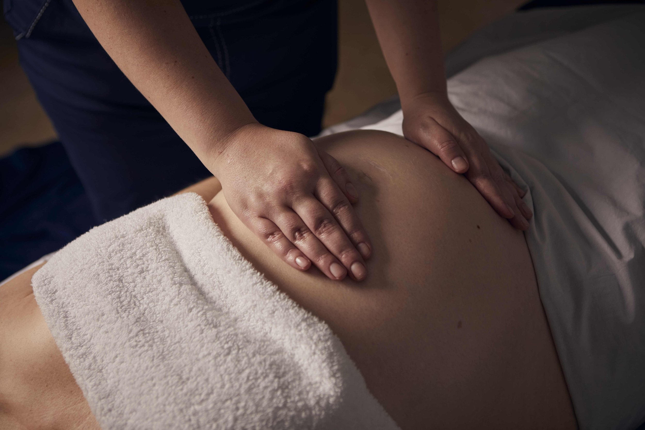 05_01_23_Aromatherapy_Ac_Preg_treatment_abdominal_massage0573.jpg