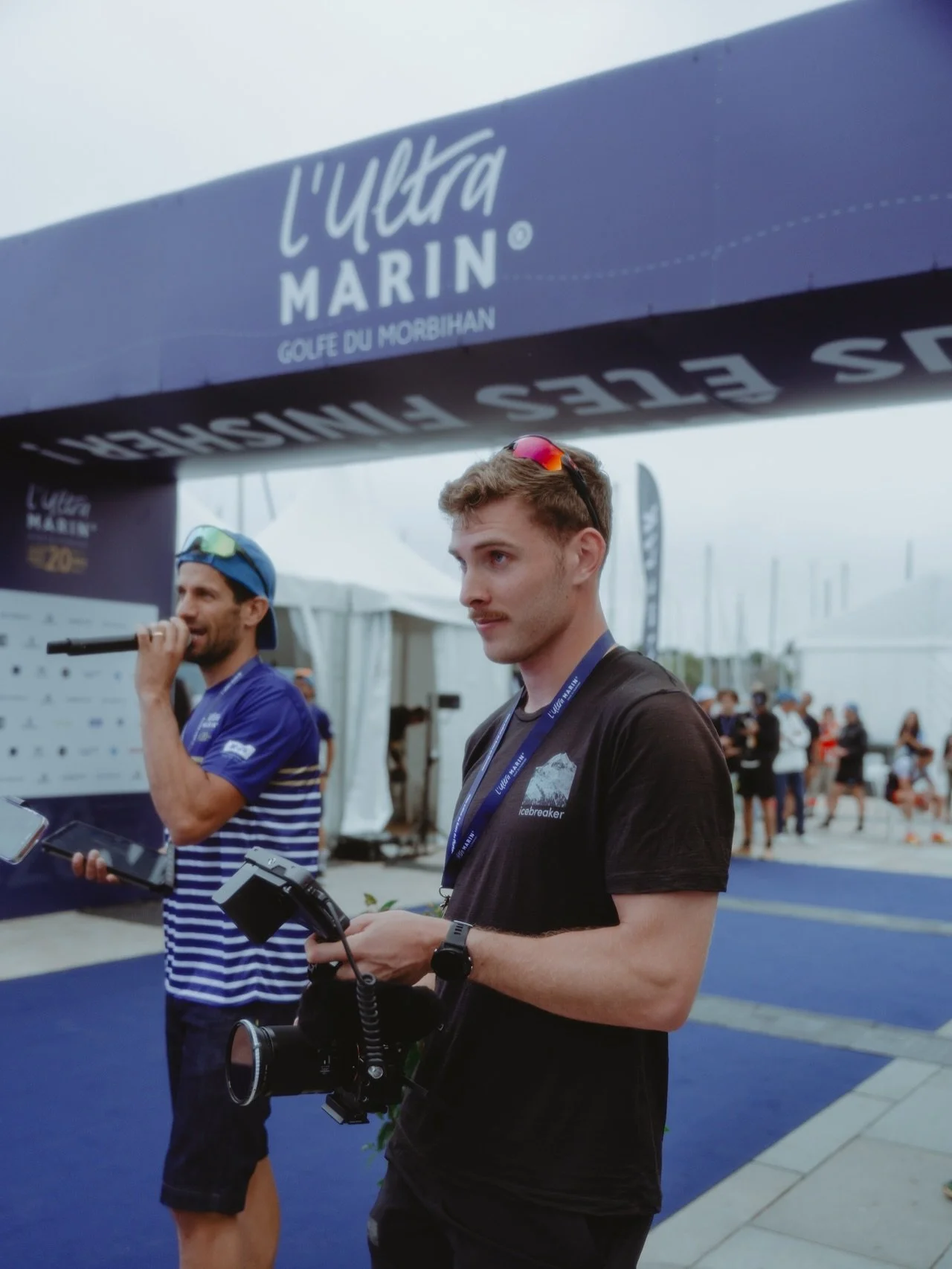 ULTRA MARIN 2025 DUMP 💙 @ultramarin_morbihan 

1,2 &amp; 5- Photos sur la ligne d&rsquo;arriv&eacute;e par le chef @corentin_grd_ 
3- &Eacute;quipe media @evoprod_ 🎥
4- Des finishs incroyables 
6- Nos monteurs de g&eacute;nie @lakslight @svmuelnico