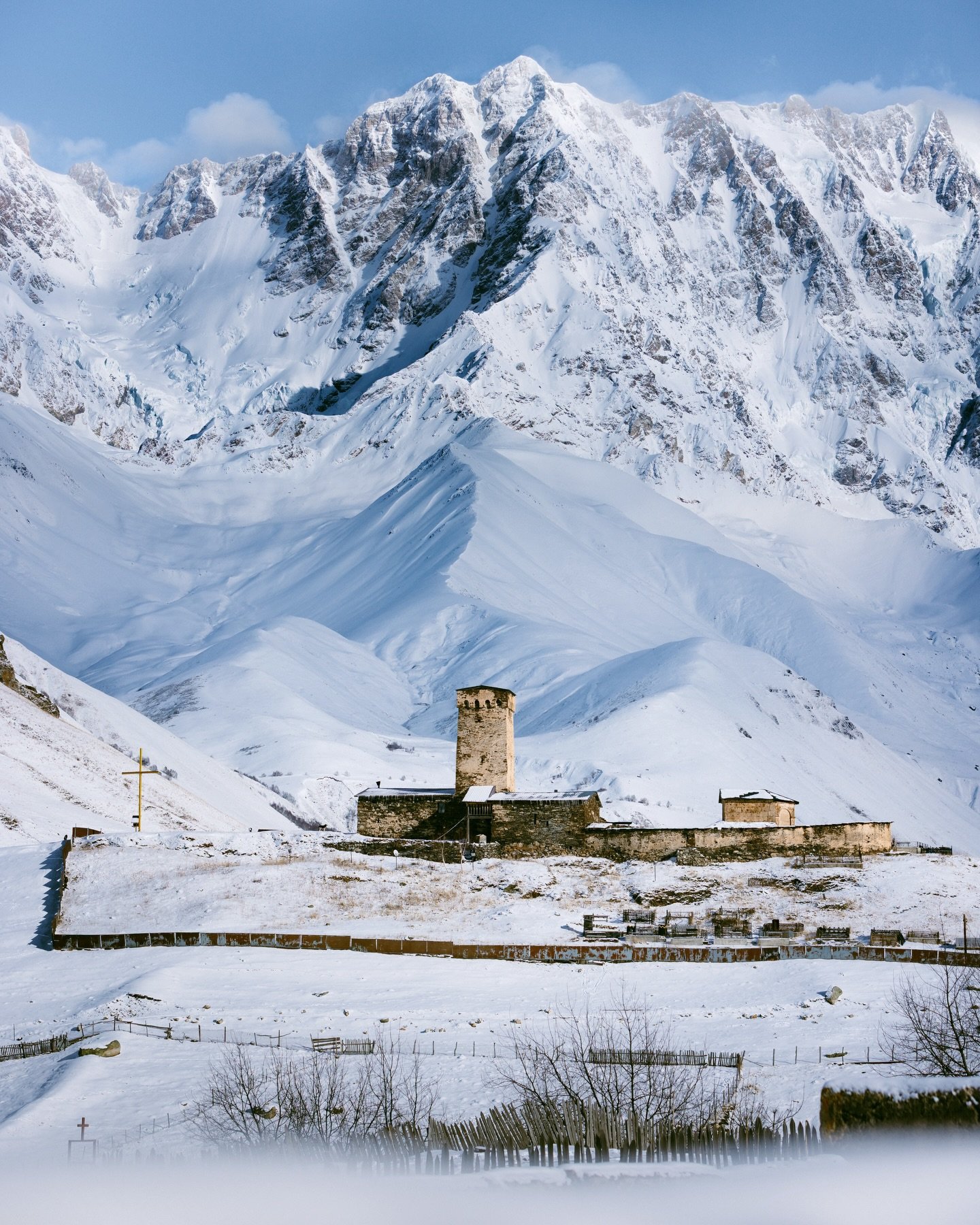 ✨ Joyeux No&euml;l &agrave; toutes et toutes ✨

En plein hiver dans les montagnes du Grand Caucase, l&rsquo;&eacute;glise de Lamaria est entour&eacute;e de neige et de montagne. Derri&egrave;re elle, le Mont Shkhara tr&ocirc;ne du haut de ses 5193m. 