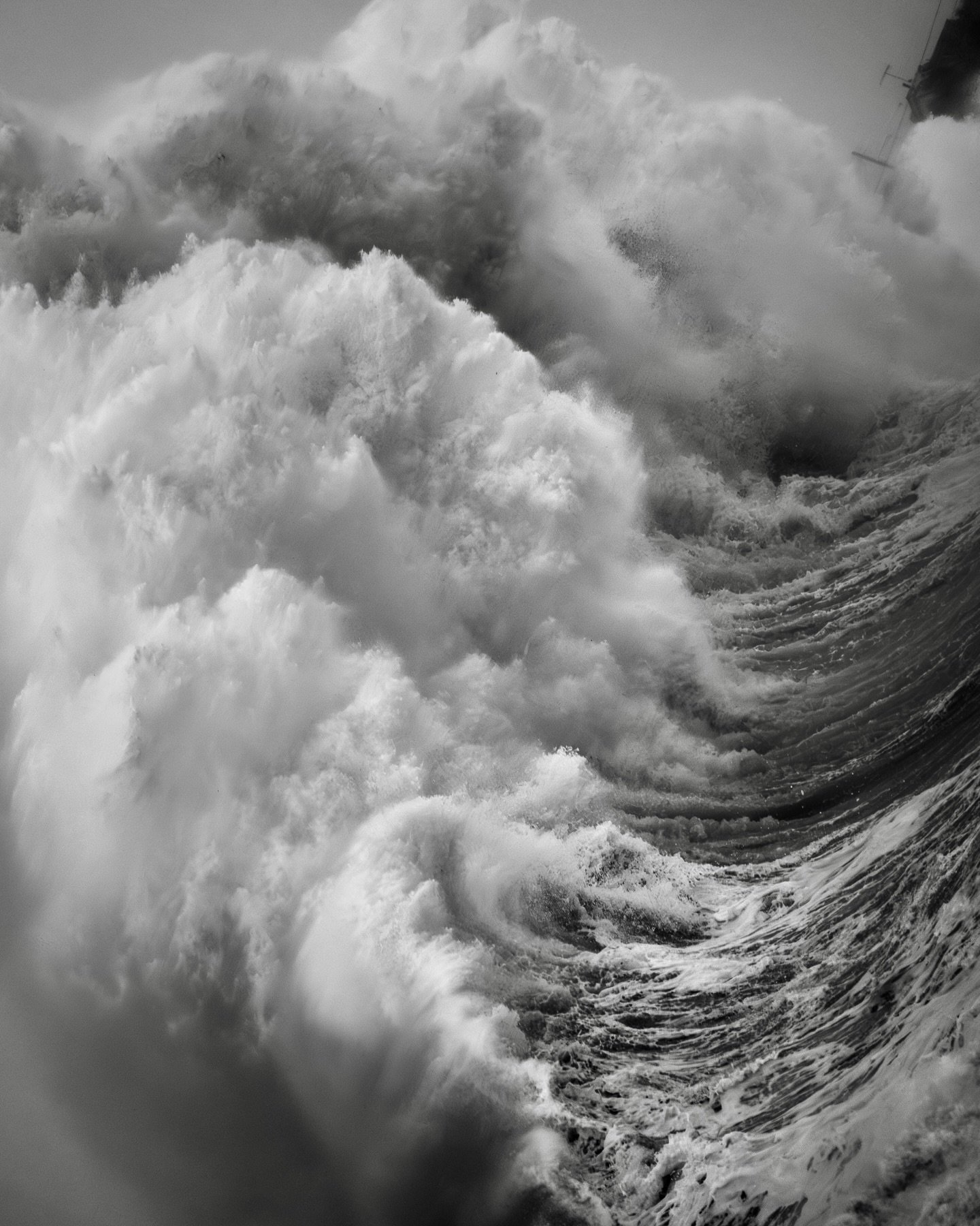 Temp&ecirc;te Ingrid 

Une nouvelle fois, les c&ocirc;tes bretonnes ont subi les assauts d&rsquo;une houle de 10 m&egrave;tres et de rafales de vent d&eacute;passant 140km/h. 

La mer s&rsquo;est d&eacute;cha&icirc;n&eacute;e, frappant la terre avec 