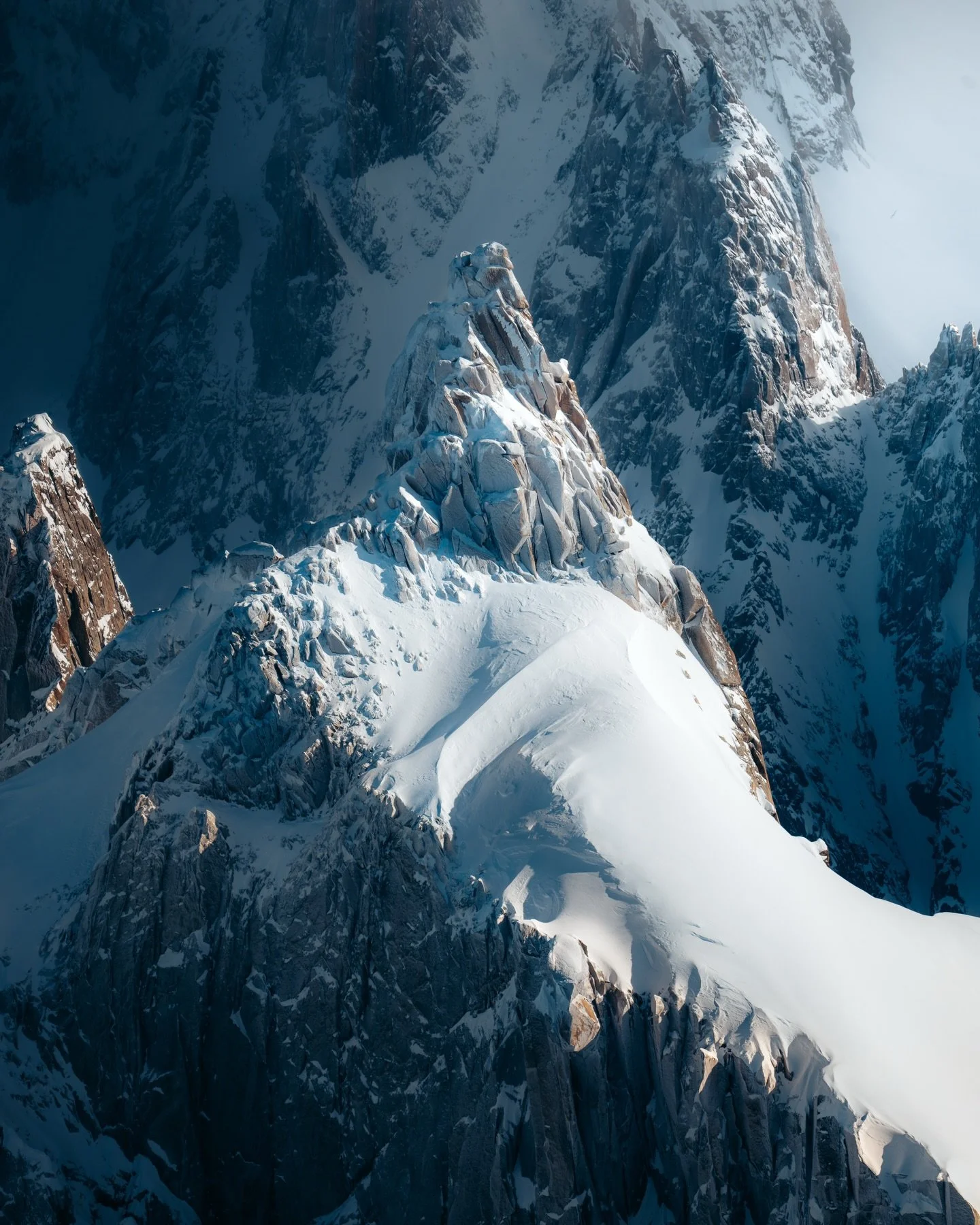 Winter is back, it&rsquo;s time to set off on another cold adventure ❄️

Quelques photos souvenirs dans les Alpes entre 2024 et 2025. 

#mountains #chamonix #mountainsphoto