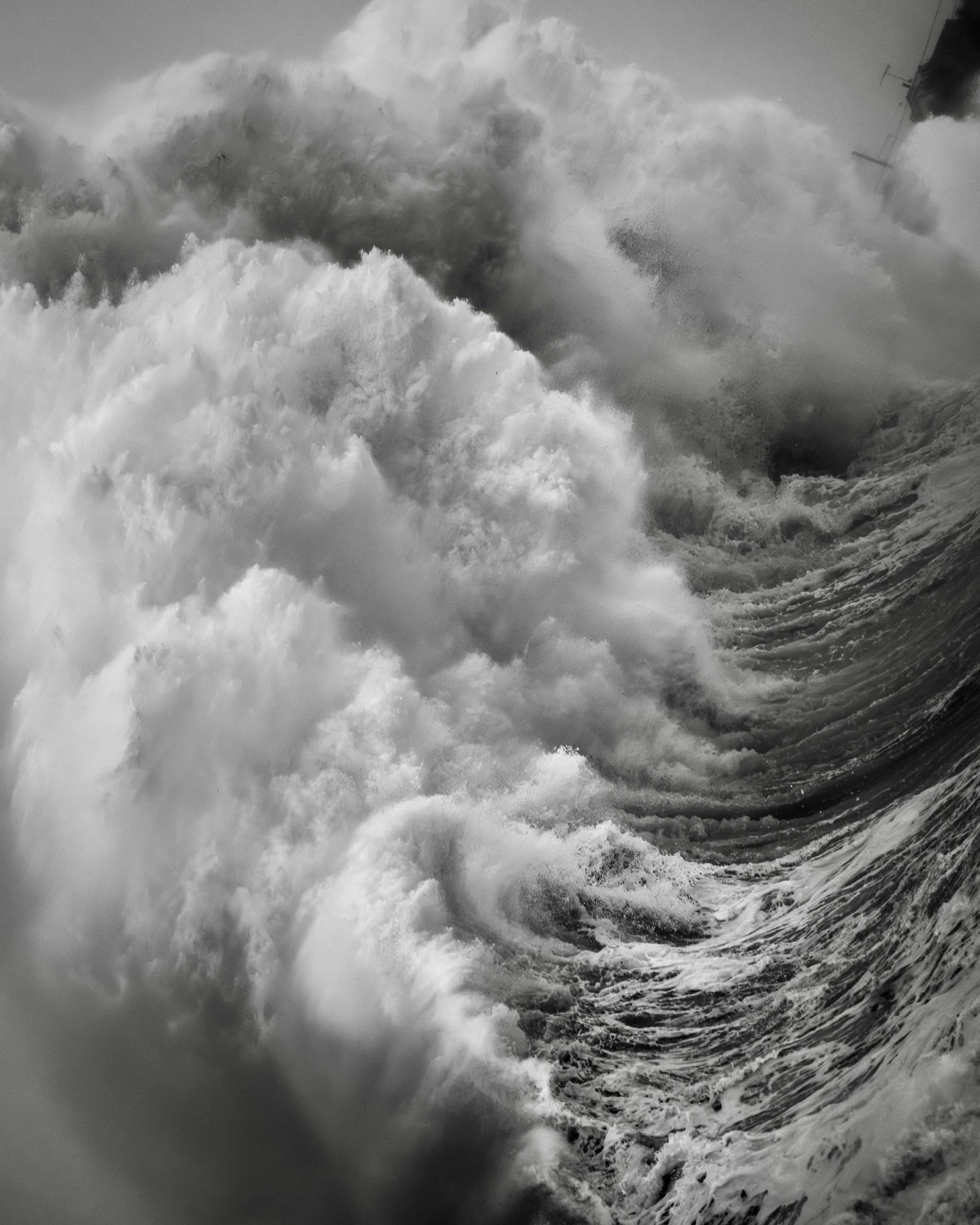 Temp&ecirc;te Ingrid 

Une nouvelle fois, les c&ocirc;tes bretonnes ont subi les assauts d&rsquo;une houle de 10 m&egrave;tres et de rafales de vent d&eacute;passant 140km/h. 

La mer s&rsquo;est d&eacute;cha&icirc;n&eacute;e, frappant la terre avec 