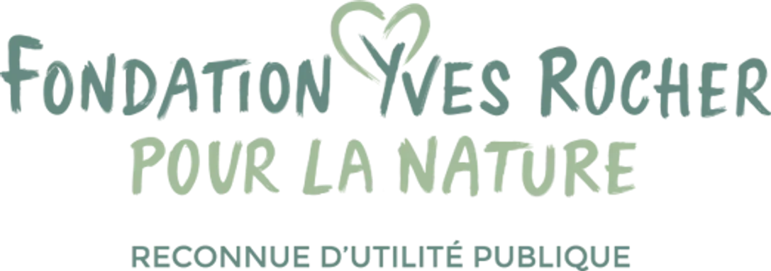 Logo avec texte en vert foncé sur fond transparent, contenant les mots "Fondation Yves Rocher pour la nature".