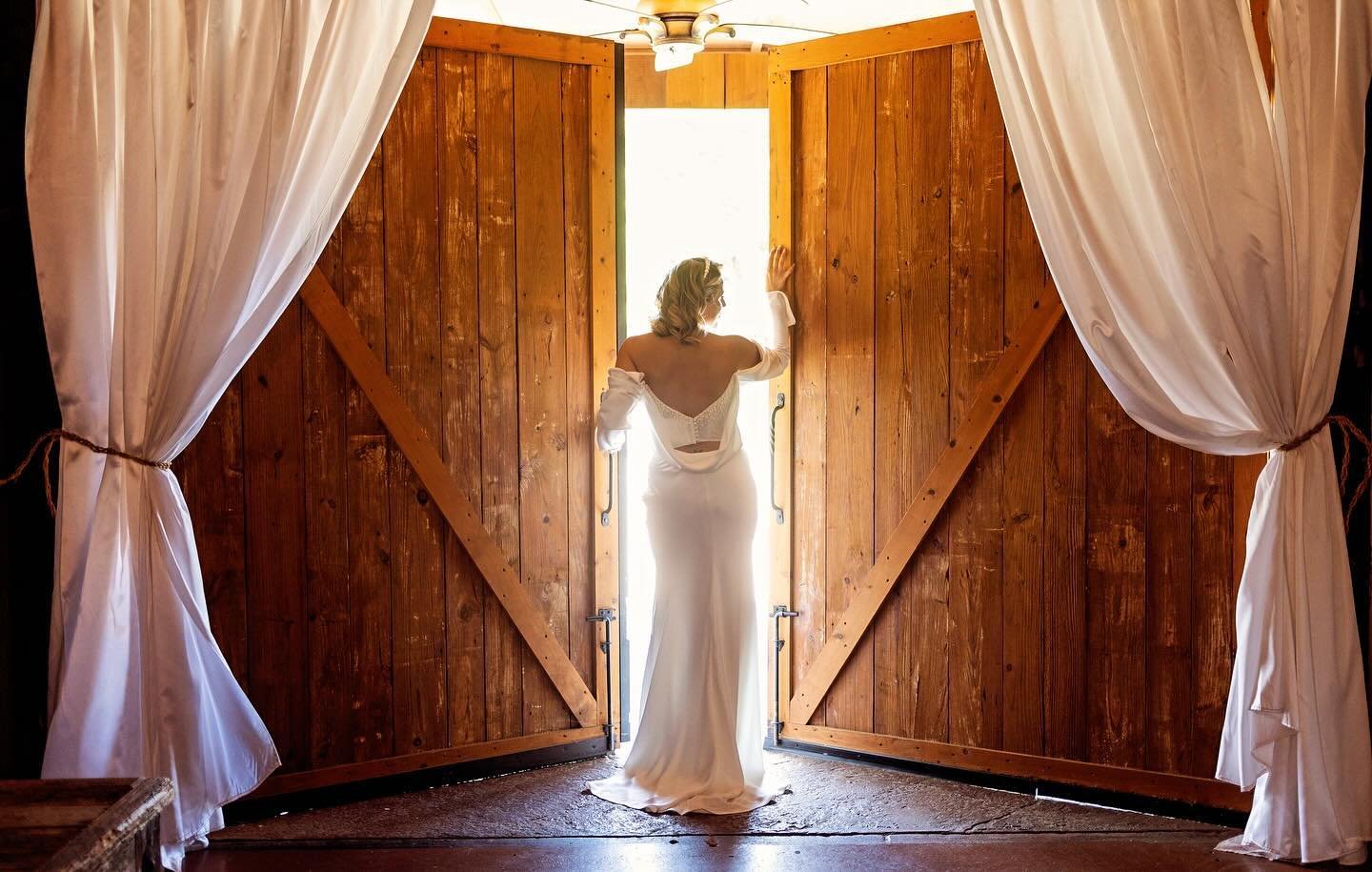 Beautiful photos by Noreen Nartia Photography. #weddingvenue
#tylervenue
#tylerwedding
#countrywedding
#rusticwedding
#eventspace
#tylervenue
#tylerprom
#tylerfuneral
#tylerquincea&ntilde;era
#texaswedding
#texasvenue
#texaseventspace
#tylereventspac