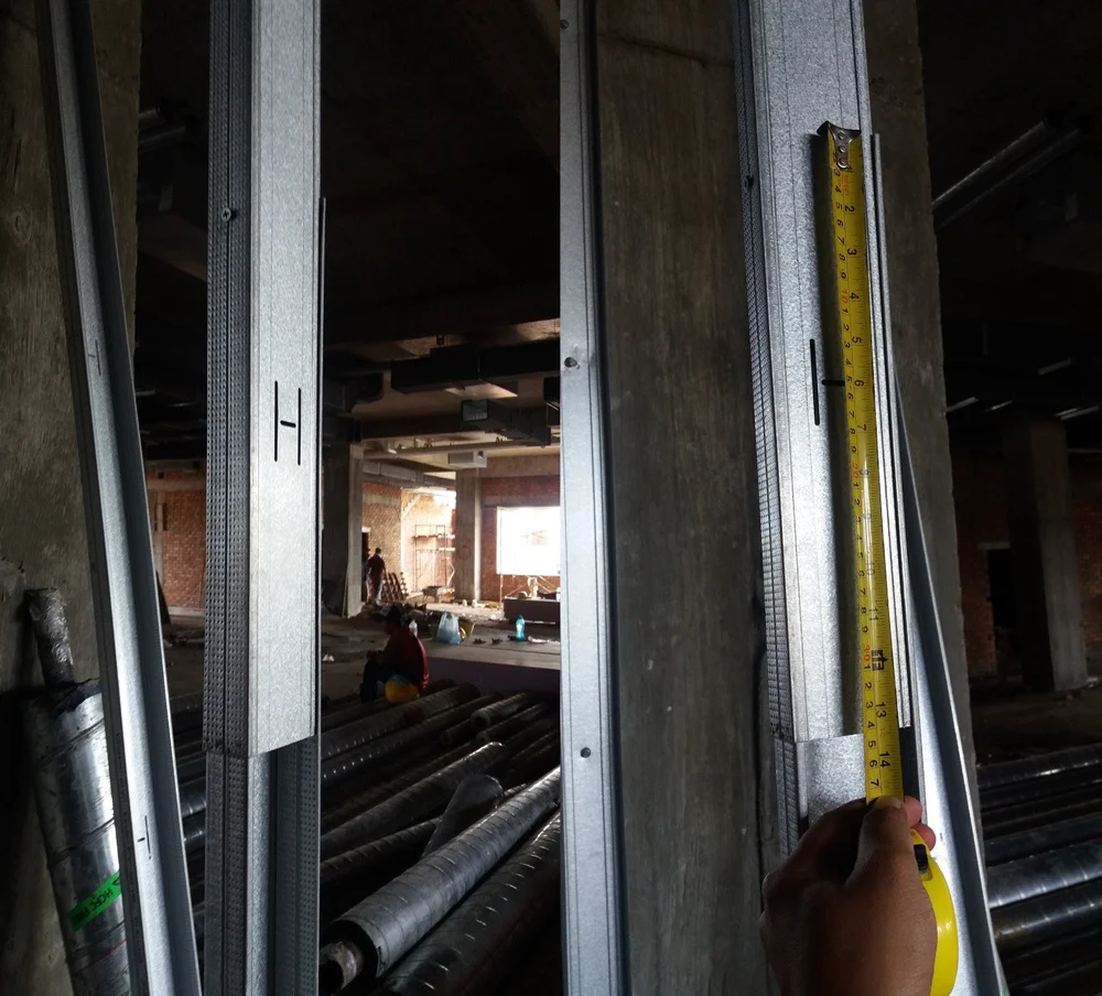  The C-Stud is extended by overlapping two C-Studs at a minimum of 300 mm 