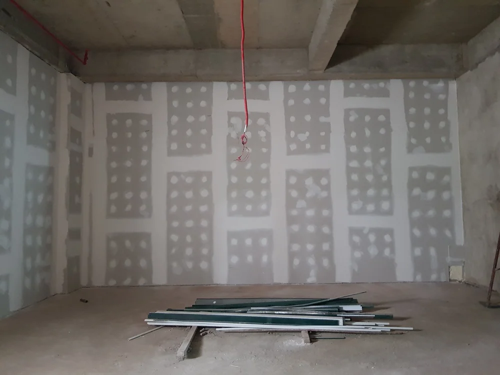  Plastering at the board joints and screw heads completed 