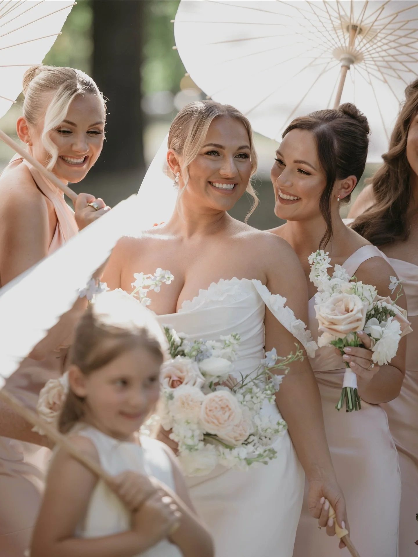 Parasols at every wedding from here on out, please 😍 

Photographer: @mariahcrossmanweddings 
Venue: @national_aviary
Coordinator: @belovedeventco_pgh 
Florist: @the_friday_bouquet
Hair: @emmanoellebeauty_ 
Makeup: @beautybybrooke_xo 
Dress: @bridal