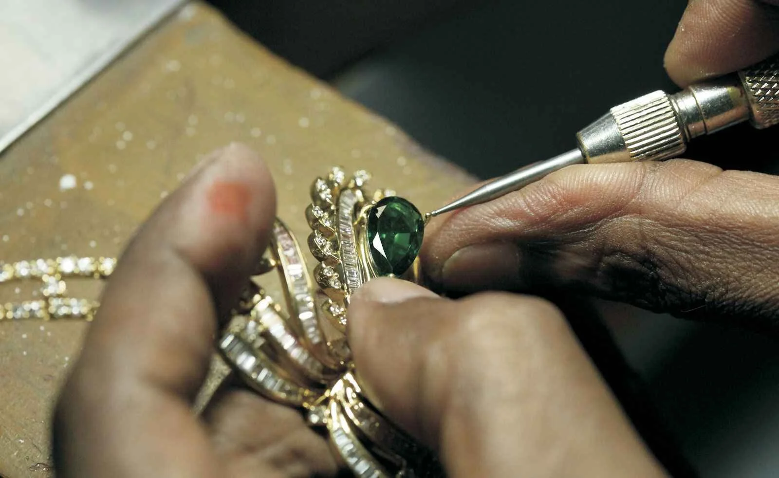 choose a gold jewelry manufacturer