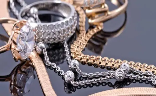 Can You Wear Gold and Silver Chains Together?