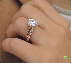 Person comparing gold jewelry offers while checking live gold price on a mobile phone before selling to a gold buyer