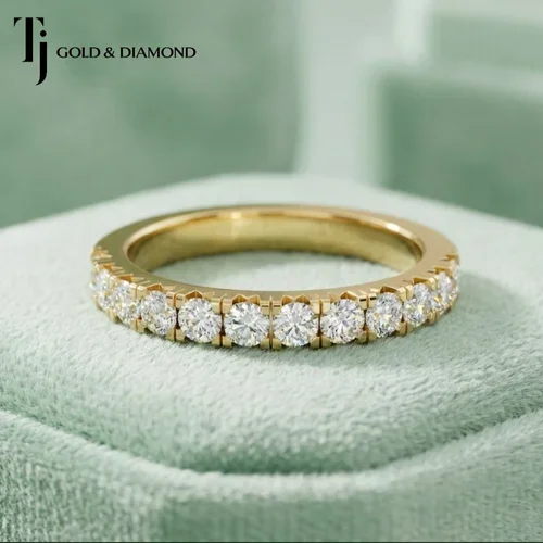 Professional gold buyer in Texas evaluating gold jewelry