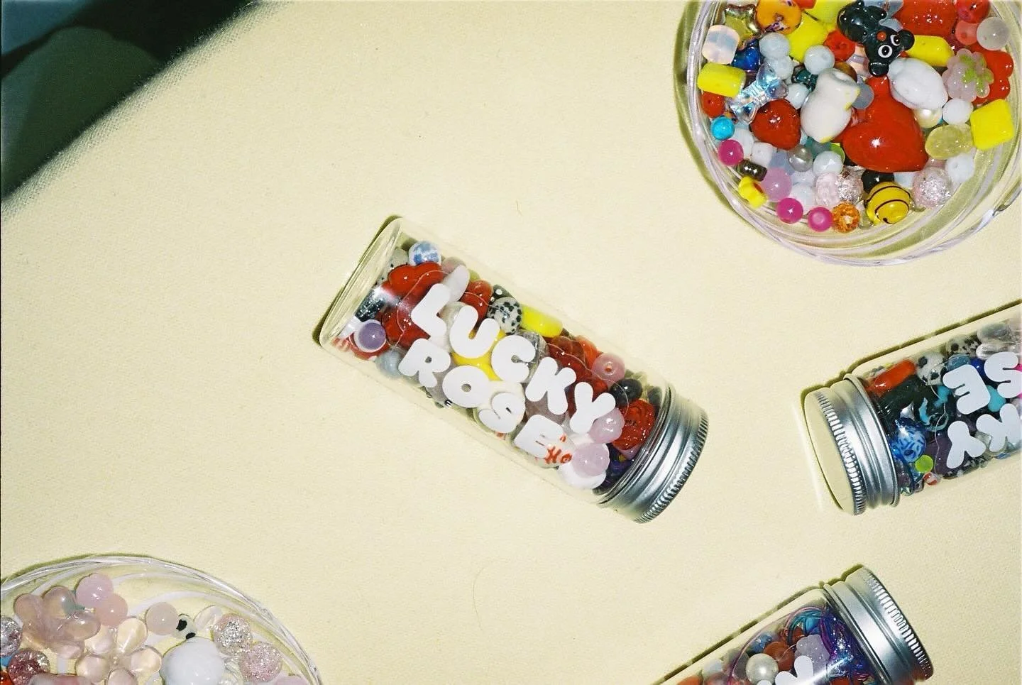 Lucky Rose perlek&aelig;de-samles&aelig;t er fyldt til randen med sjove store og sm&aring; perler i glas og porcel&aelig;n. Tid og ro, fordybelse og sysler og tid til produkter som holder for evigt og som beholder sin v&aelig;rdi.