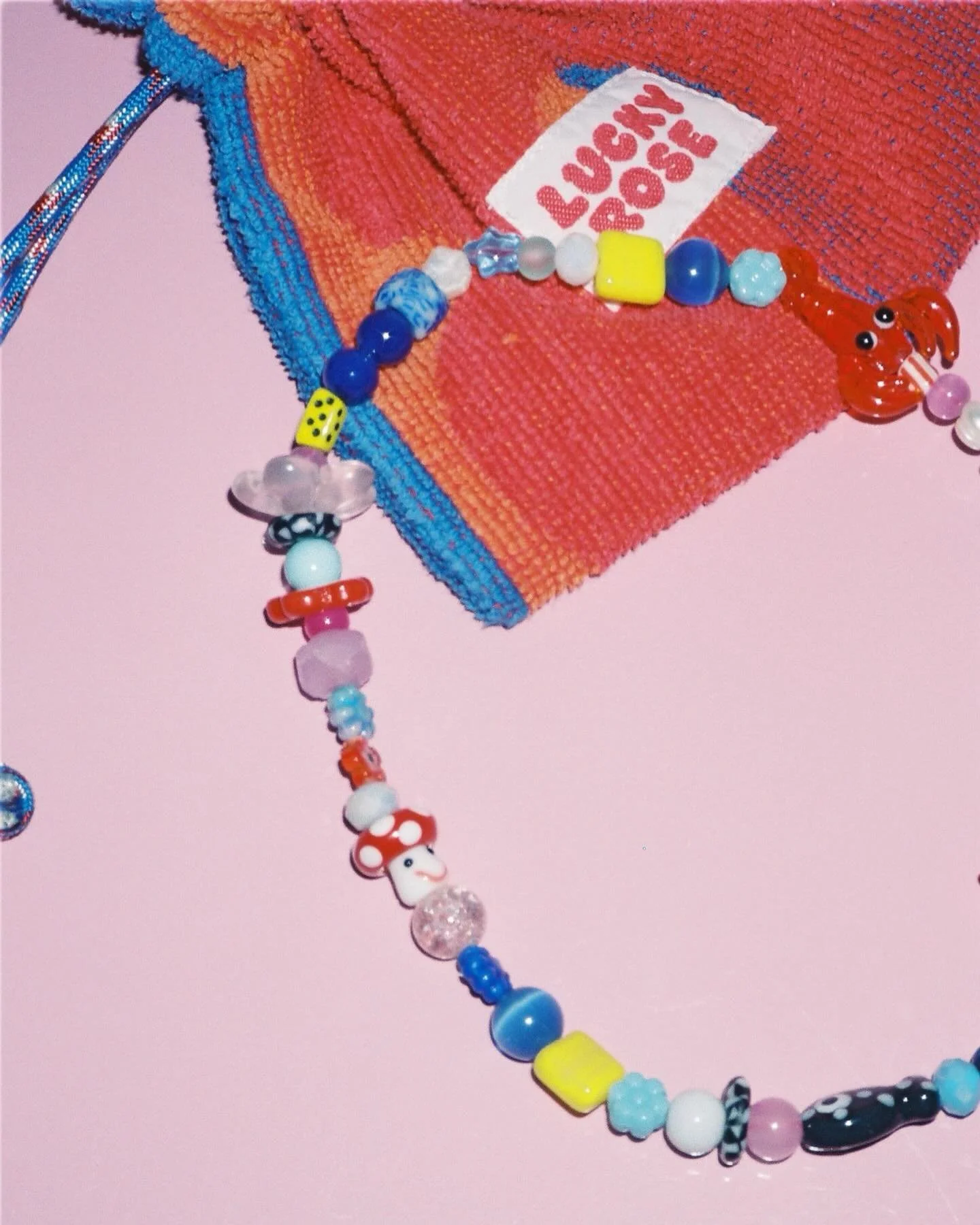 F&aring; af vores upcycled, h&aring;ndlavede smykkeposer tilbage! Den bedste opbevaring til smykker og til at for&aelig;re k&aelig;der eller perleglas i til jul!! 🧡🪁&diams;️