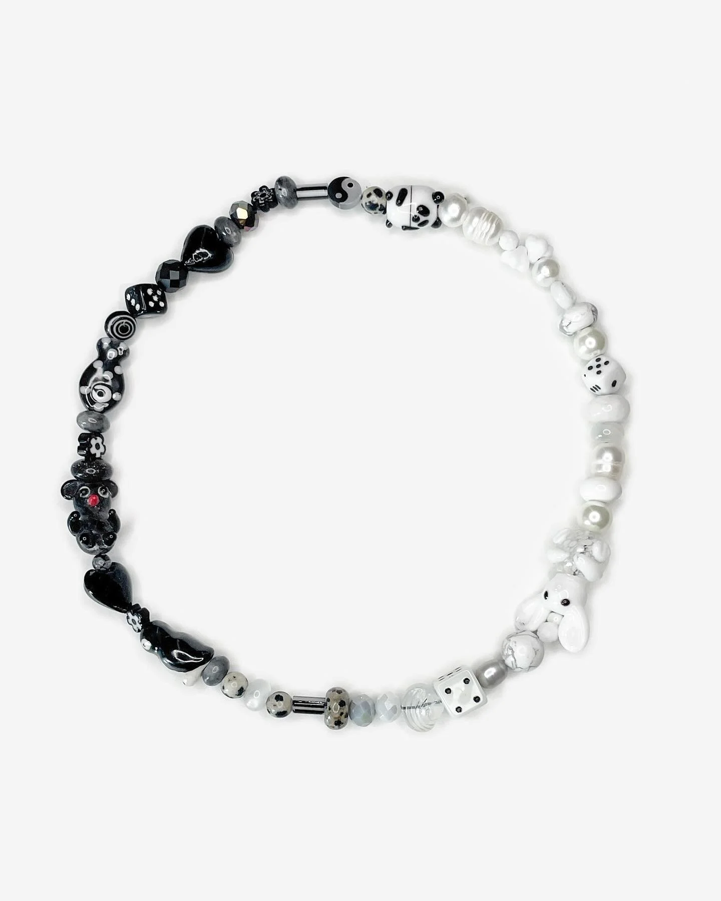 Det eneste BLACK her i butikken er vores Black &lsquo;n White Bead Kit! Lad v&aelig;re med at brug weekenden p&aring; at shoppe bras p&aring; tilbud. Perler i glas, sten og porcel&aelig;n holder i generationer og kan bruges igen og igen af alle aldre