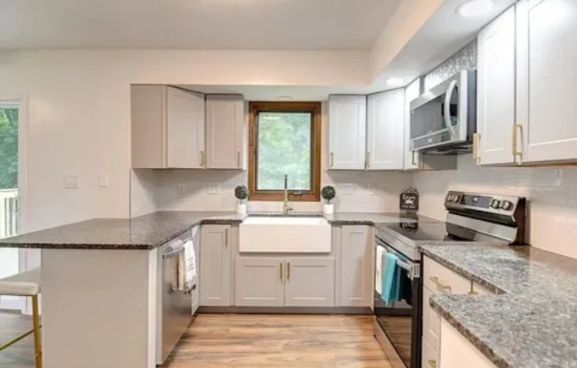 1060 E. Main - kitchen.jpg
