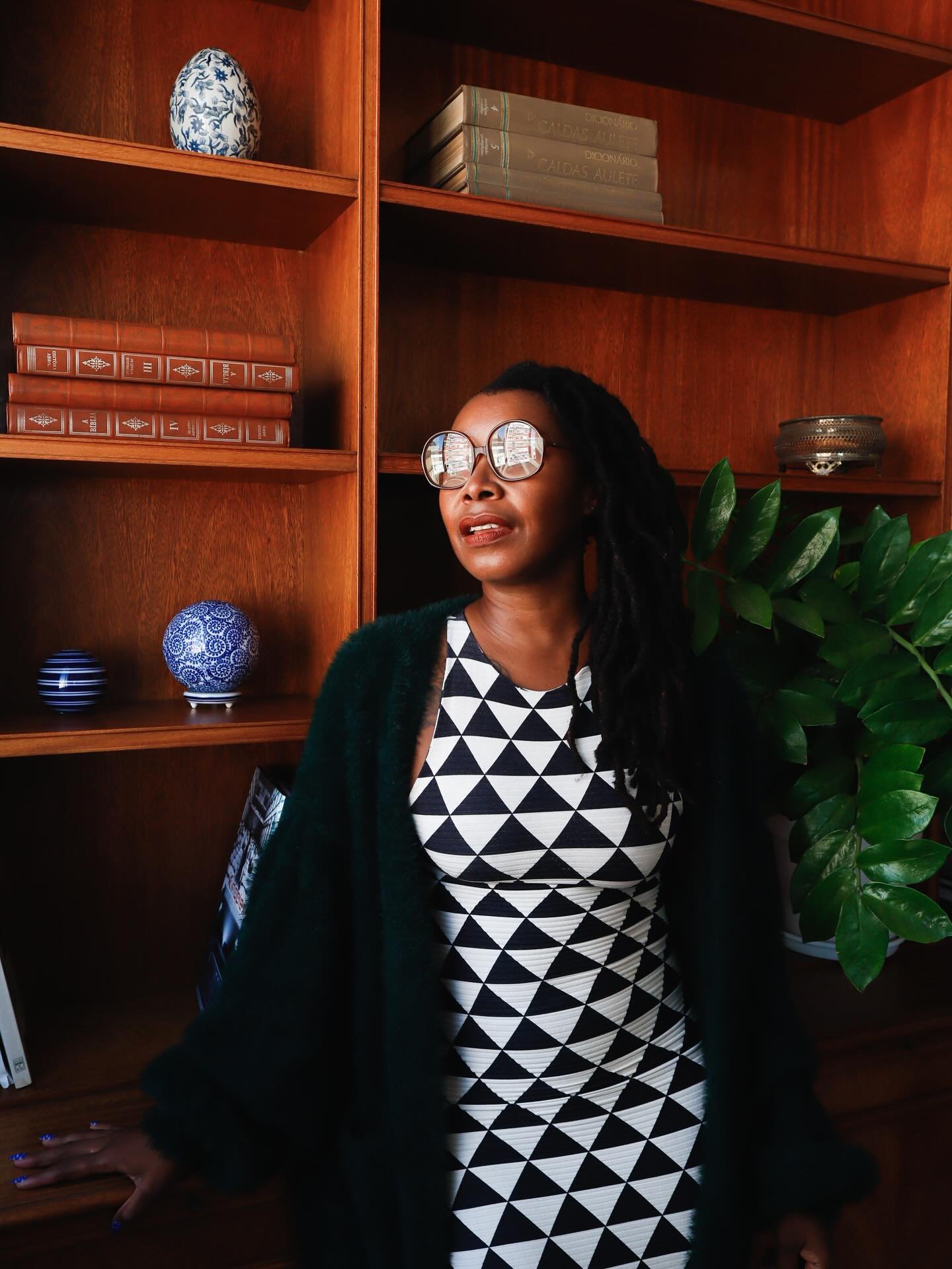 Some of my favorites so far with Taryn, co-founder of @mcmcollaborative 🌸

I had the opportunity to take photos of her in her beautiful home. This warm, wood bookcase had so much vibrance &amp; color.

Taryn has a big, bright, beautiful, and grounde