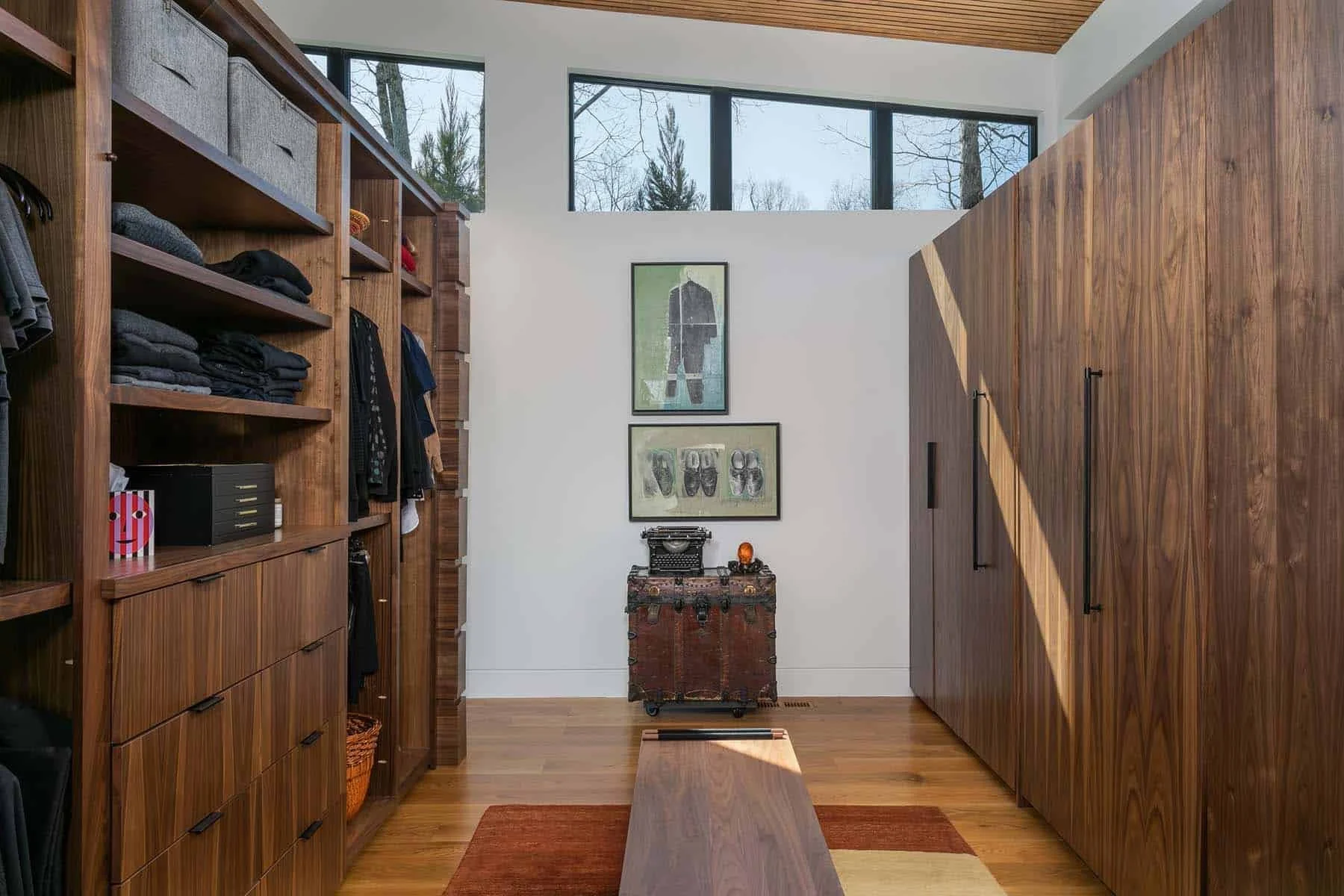 Elder-Mt.-House_Master-Bedroom-Closet_3Y9A1773_HK_by-161-Photography.jpg