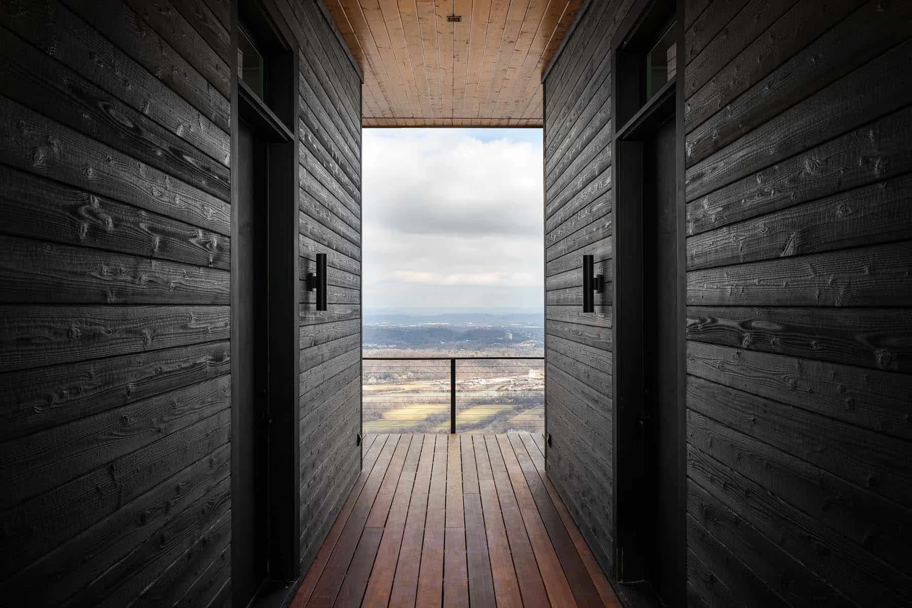 Elder-Mt.-House_Exterior-Back_Guestroom-Hallway_3Y9A2975_HK_by-161-Photography.jpg