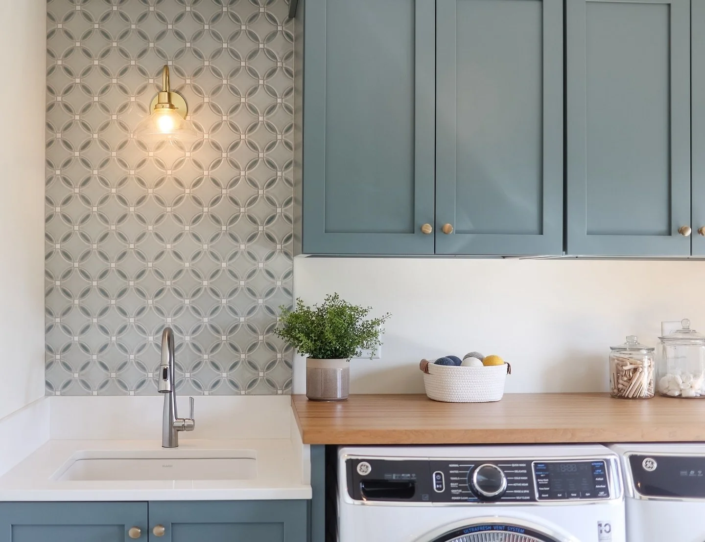 The paint may be blue but you won&rsquo;t be feeling sad in this beautiful laundry room 😍 🫧