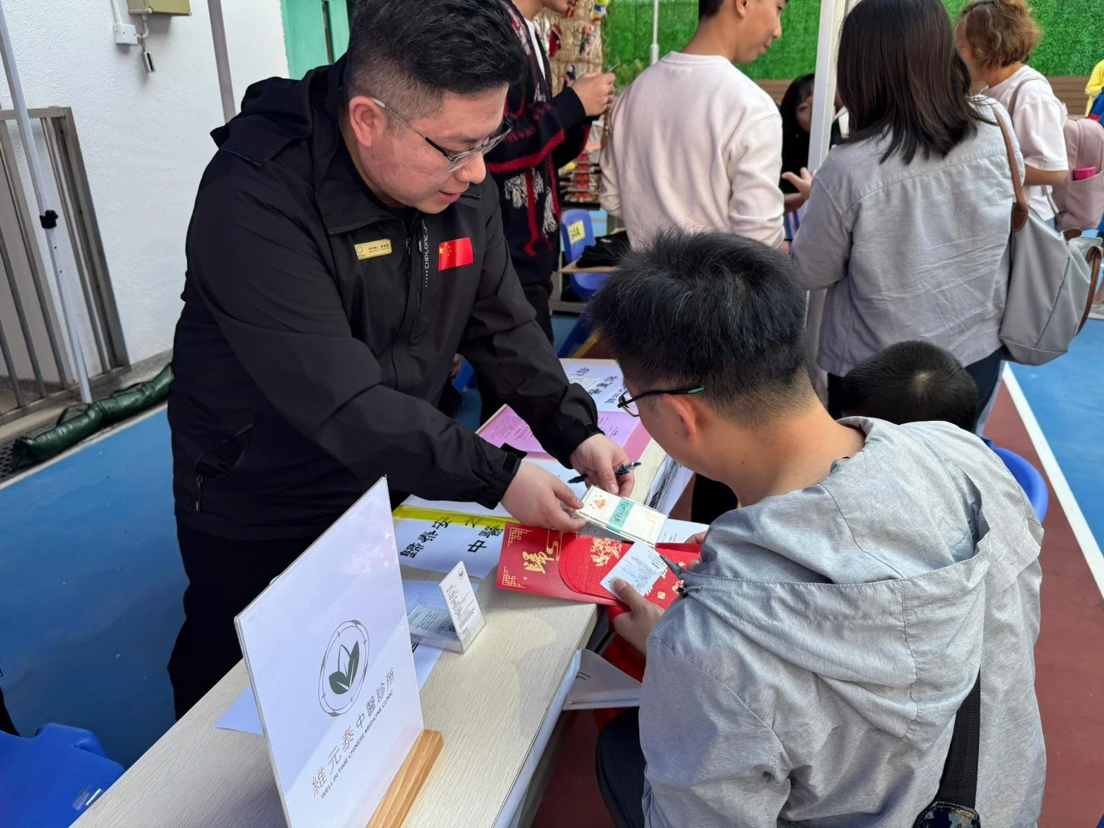 義診後贈送過年揮春及利是封